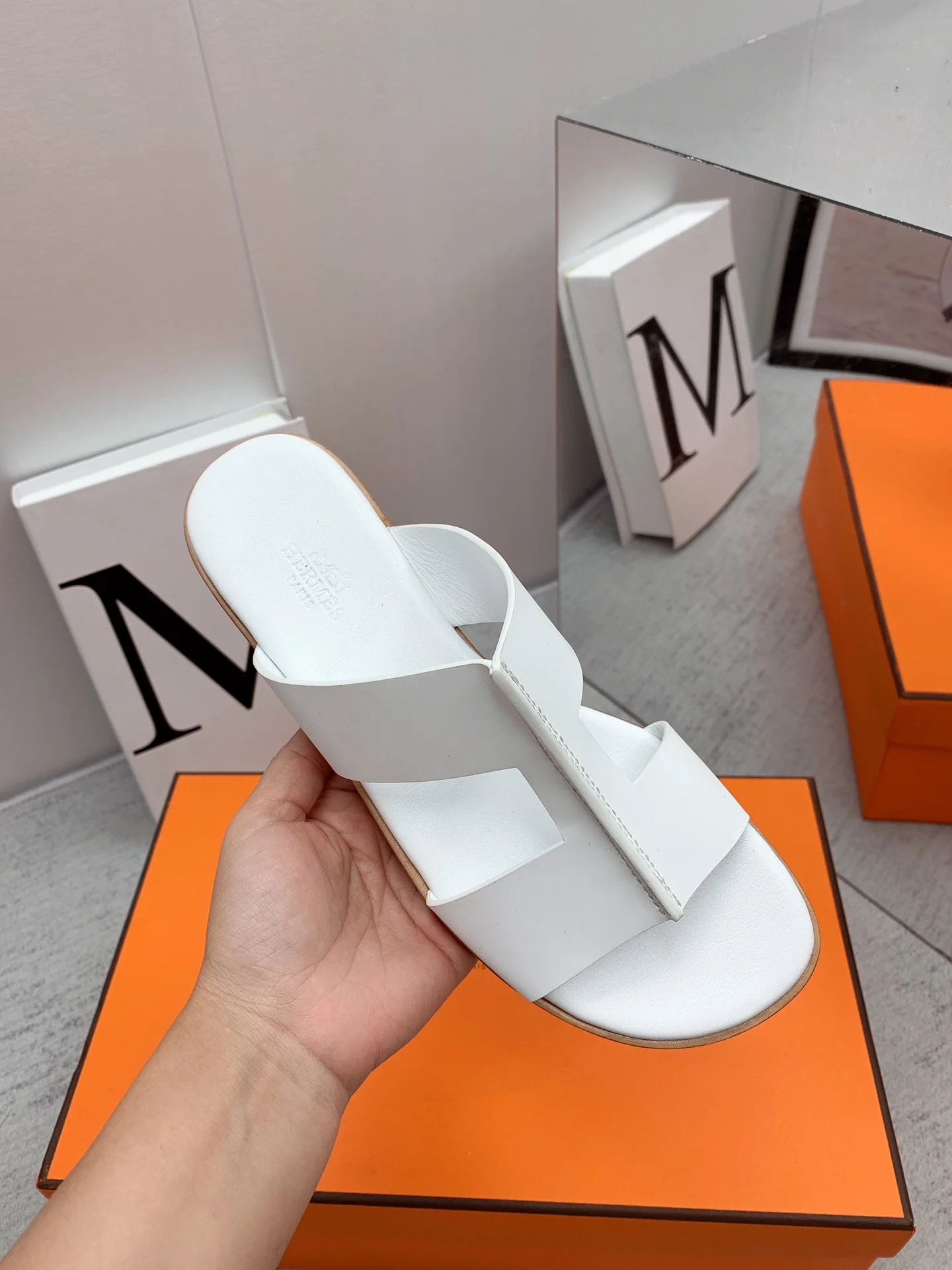 Новинка сезона осень/зима 2022 от Hermes - Сандалии на плоской подошве - 1