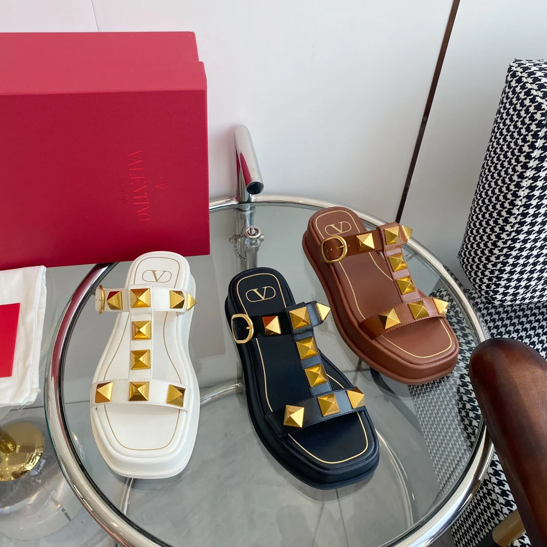 Сандалии на платформе Valentino с заклепками - изображение из коллекции