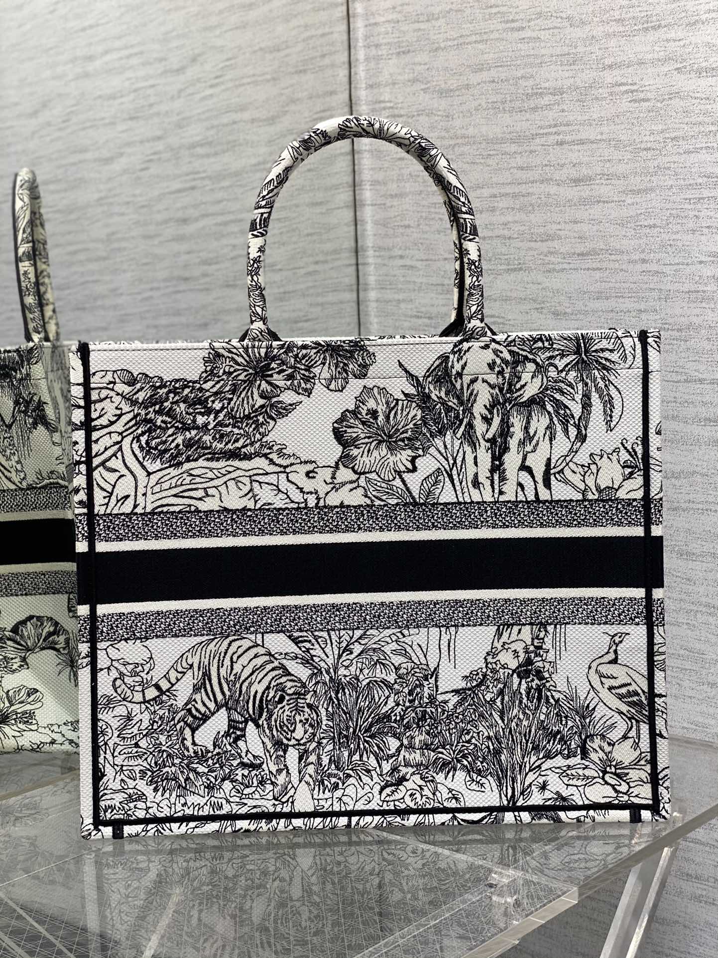 Сумка Dior Book Tote из коллекции Весна/Лето 2023 — Вышивка ?Тигр? — Белая — Большой размер