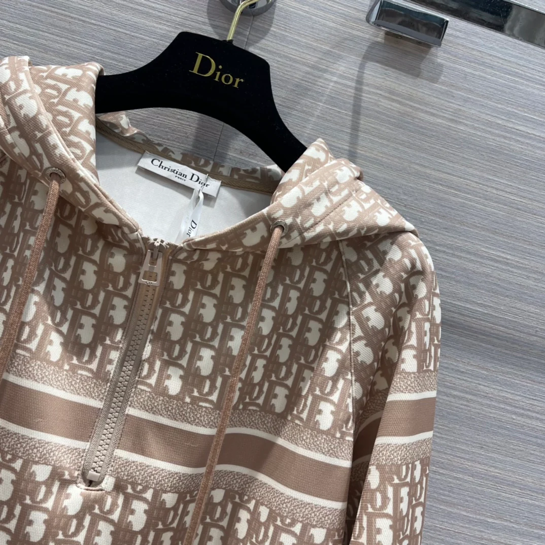 Dior 2403-24 Ранняя весна. Новинка. Спортивный костюм с монограммой по всей поверхности - коричневый.