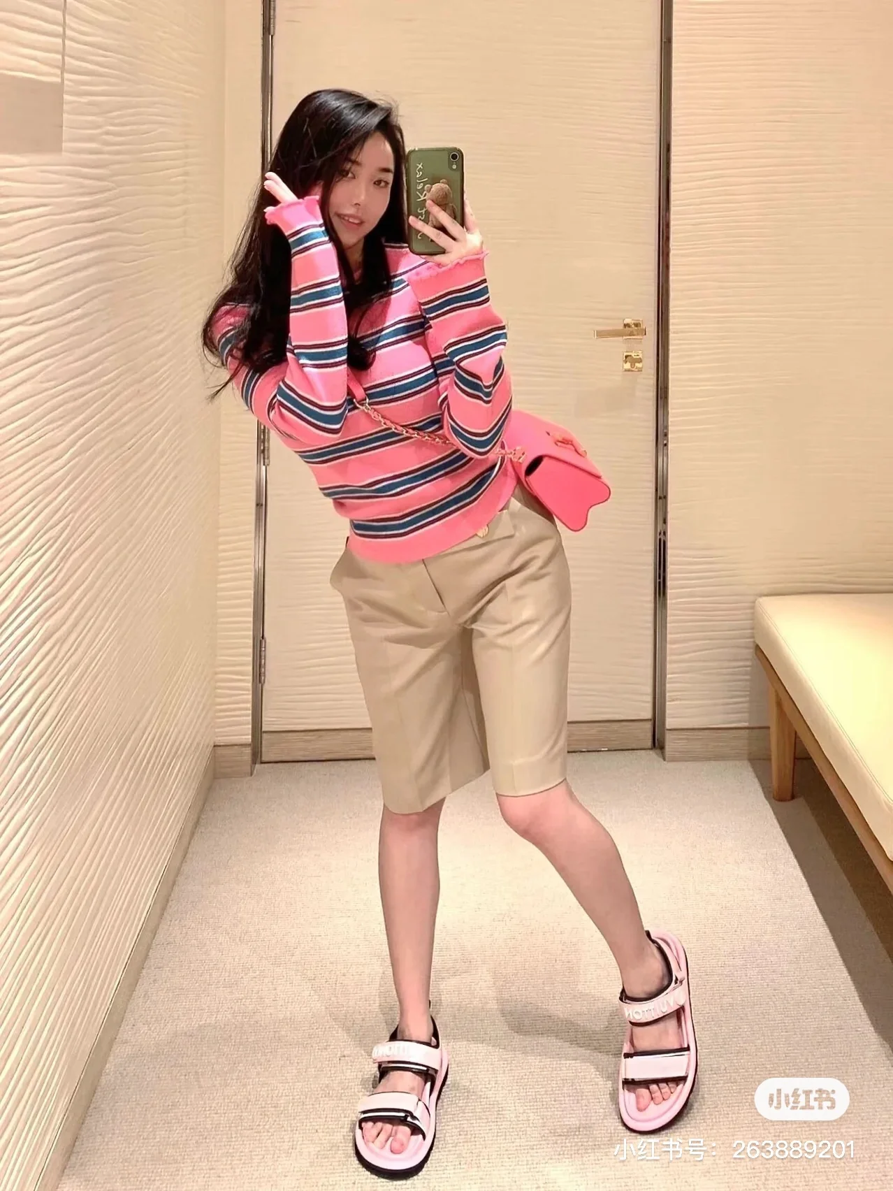 Фотографии сандалий LV.