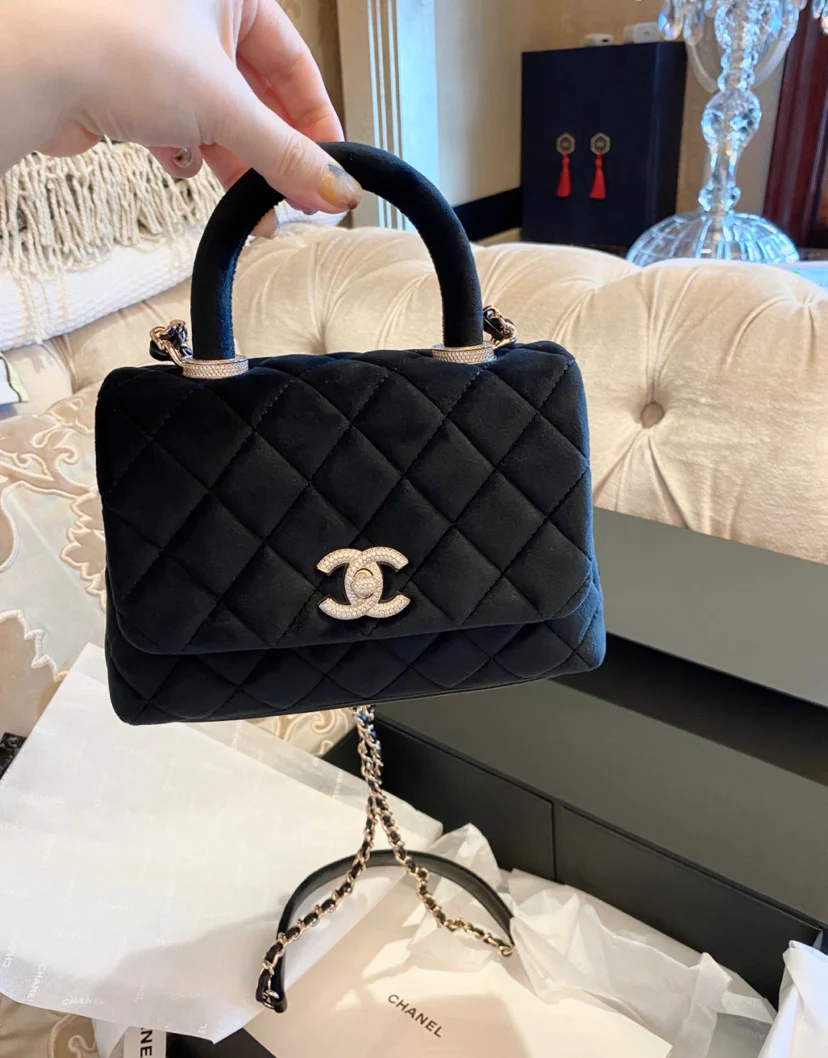 Мини-сумка Chanel Coco Handle из черного бархата с бриллиантовой пряжкой