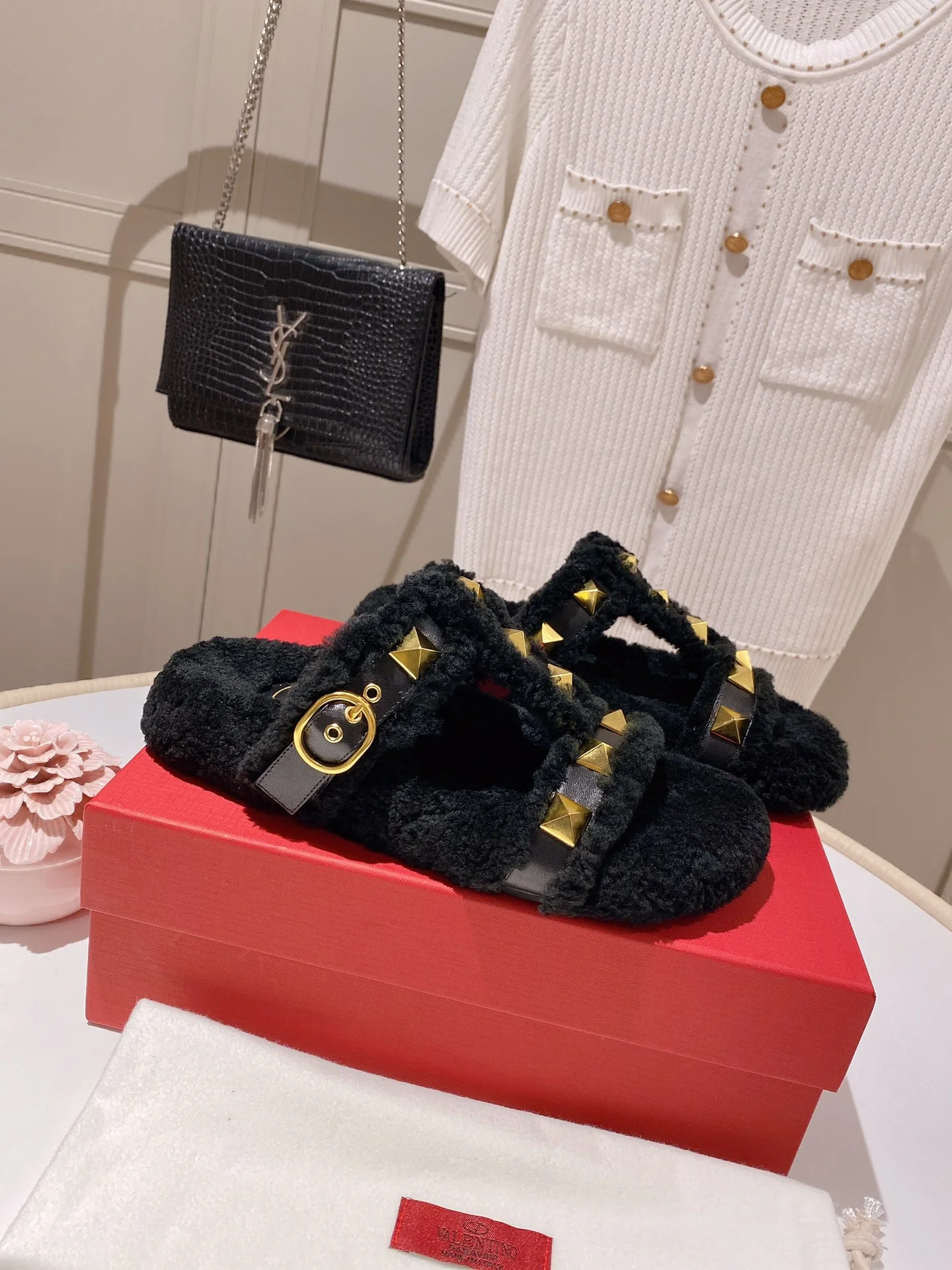 Новинка сезона осень/зима 2022 от Valentino - Шерстяные тапочки - Черные