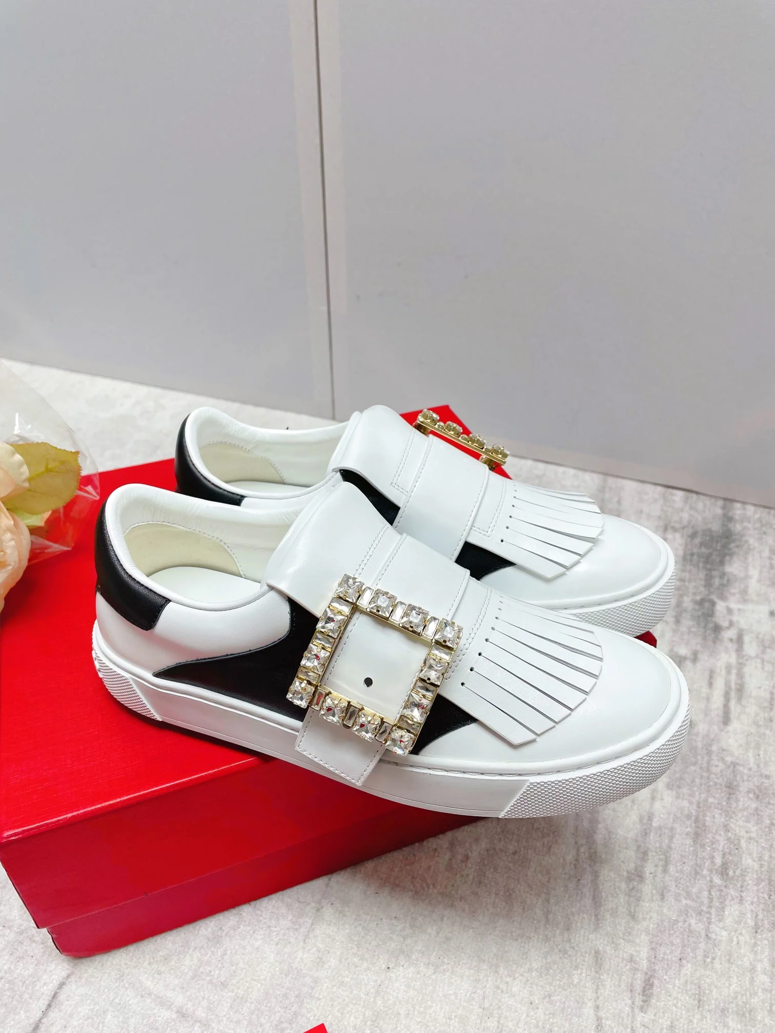 Кроссовки RV Shoes - Новинка весны/лета 2023 - Кроссовки с пряжкой и кисточкой из страз - Белые