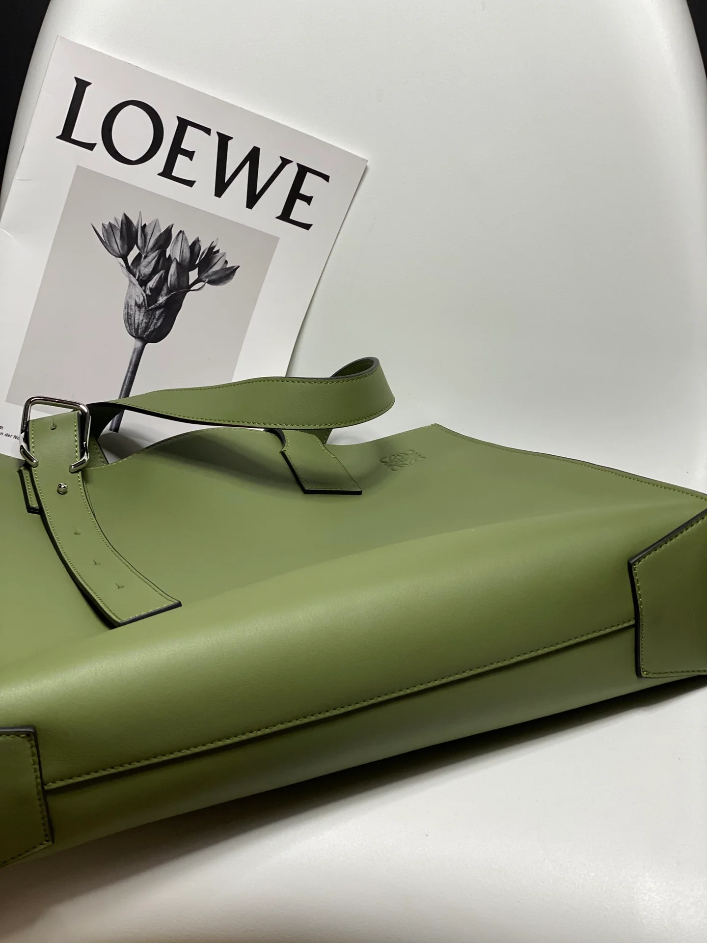 Сумка-тоут с горизонтальной пряжкой Loewe