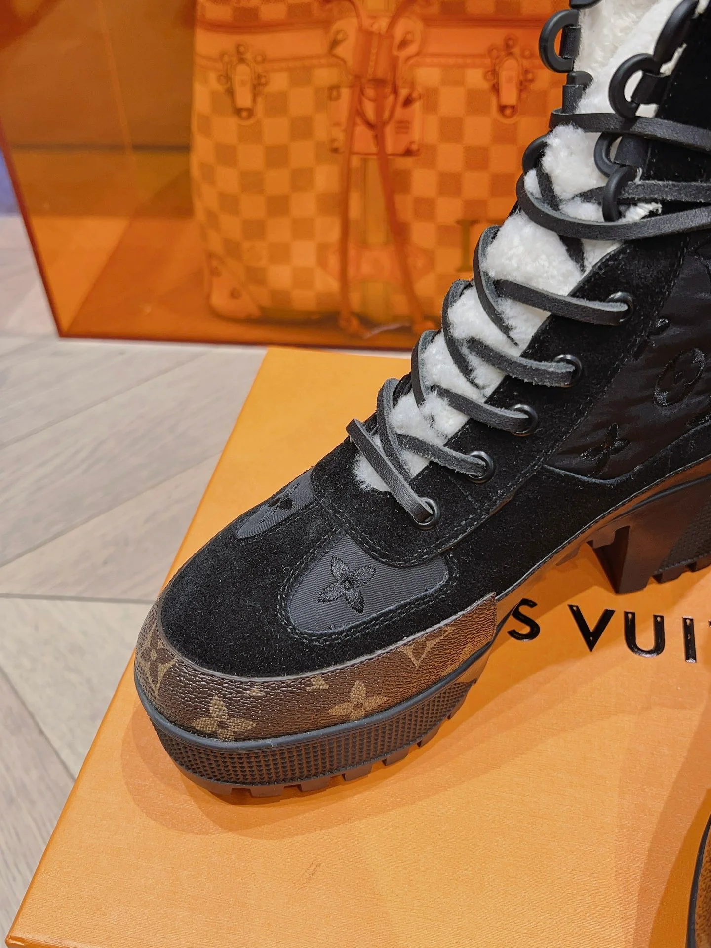 Новинка осенне-зимней коллекции LV 2023 — Ботинки-мартины на массивном каблуке с меховой отделкой — Черные — 1 шт.