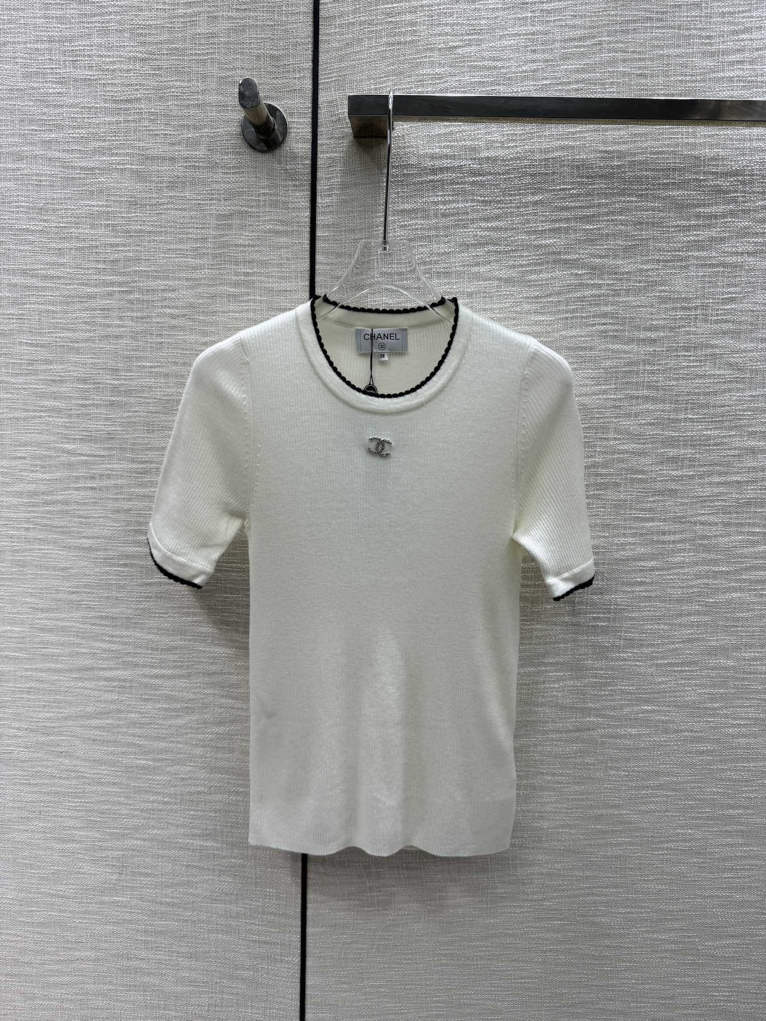Chanel 2404 - Вязаный топ с короткими рукавами и контрастным вырезом горловины - Белый
