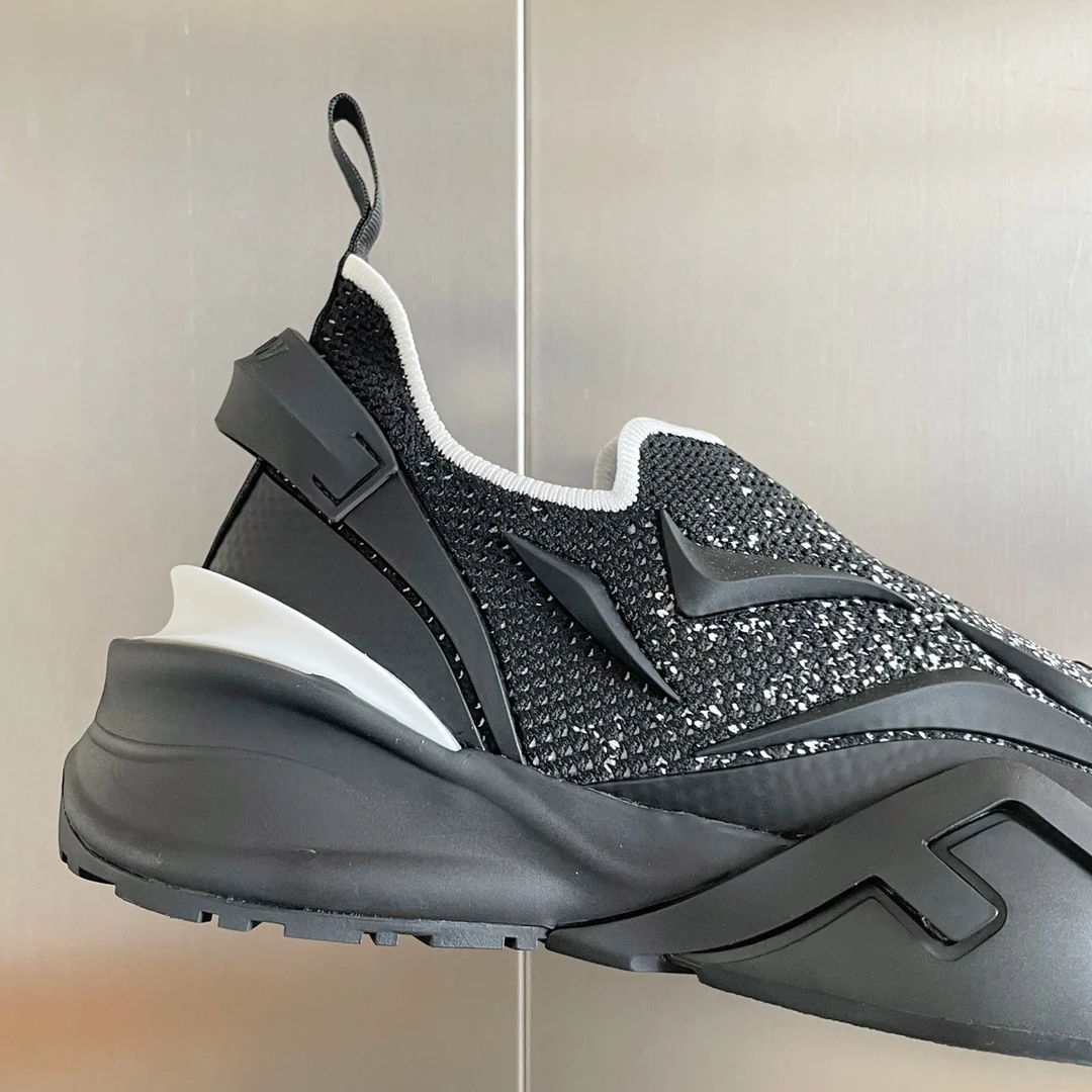 Новинка 2023 года от Fendi - кроссовки Flow Series Flyknit - черно-серебристые.