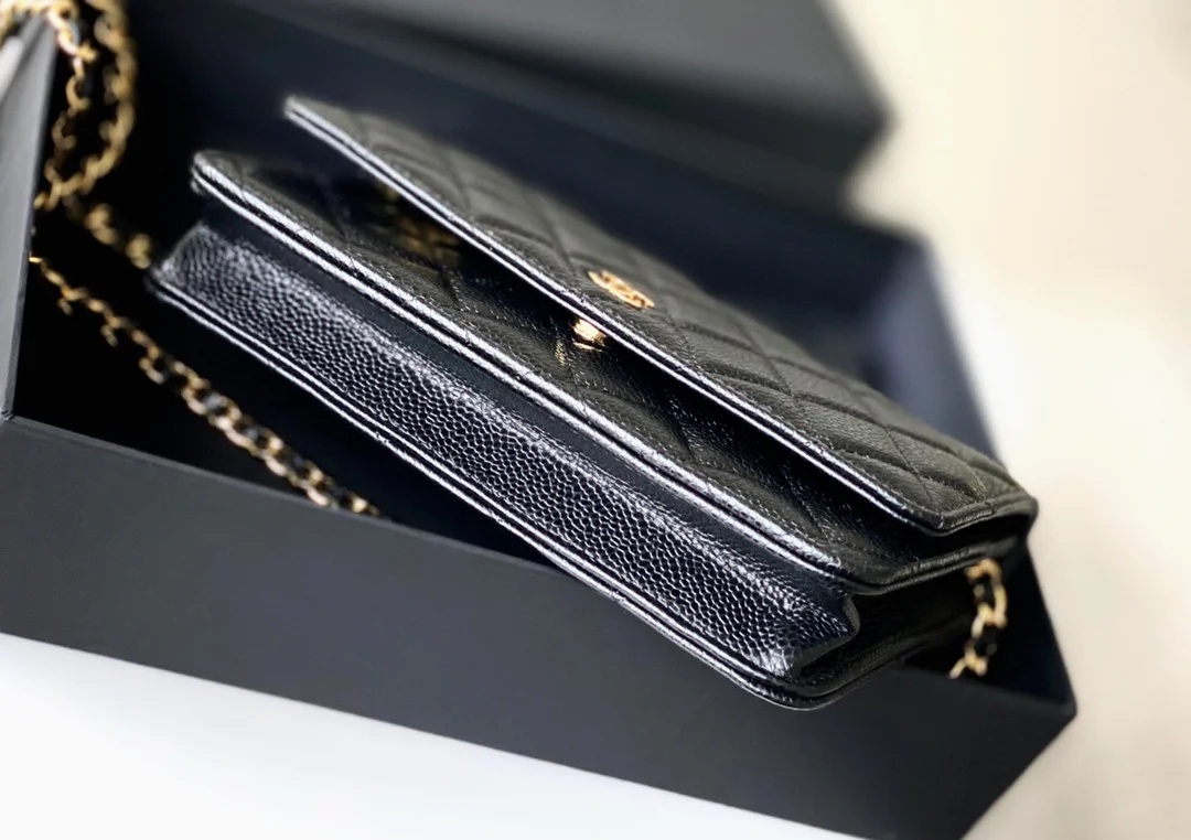 Chanel - Классическая брошь WOC - Черная кожа личи, золотая пуговица