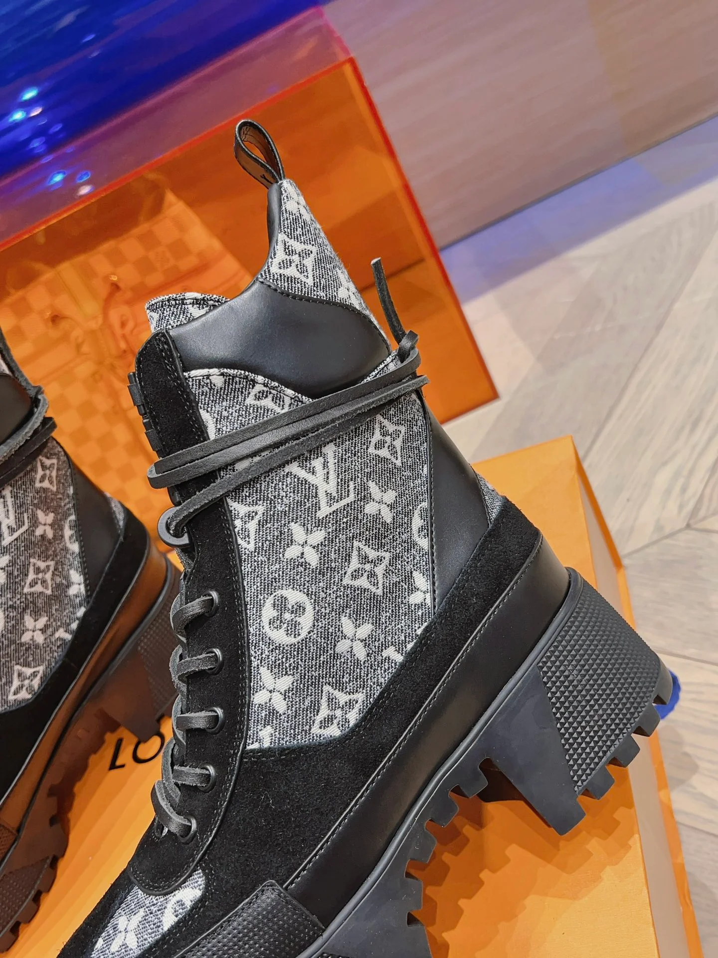 Новинка осенне-зимней коллекции LV 2023 — Ботинки Мартин на высоком каблуке — Черная серия — Модель 2