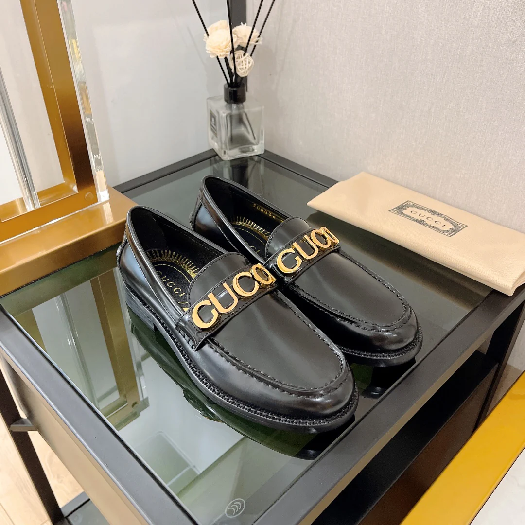 Новинка 2022 года от Gucci - Лоферы с металлической пряжкой в ??виде буквы - 1