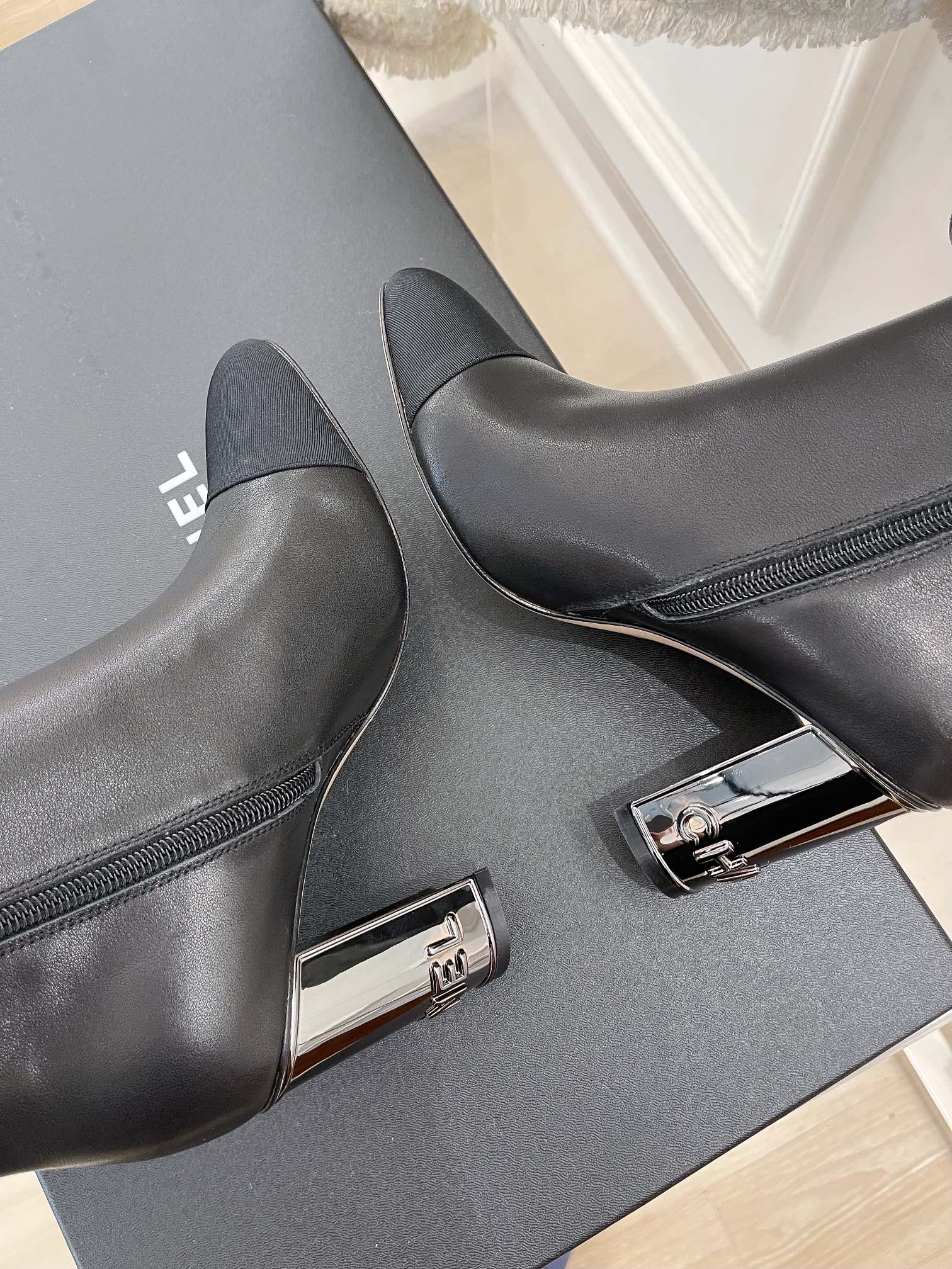 Новинка сезона осень/зима 2022 от Chanel - Сапоги на высоком каблуке - Черные