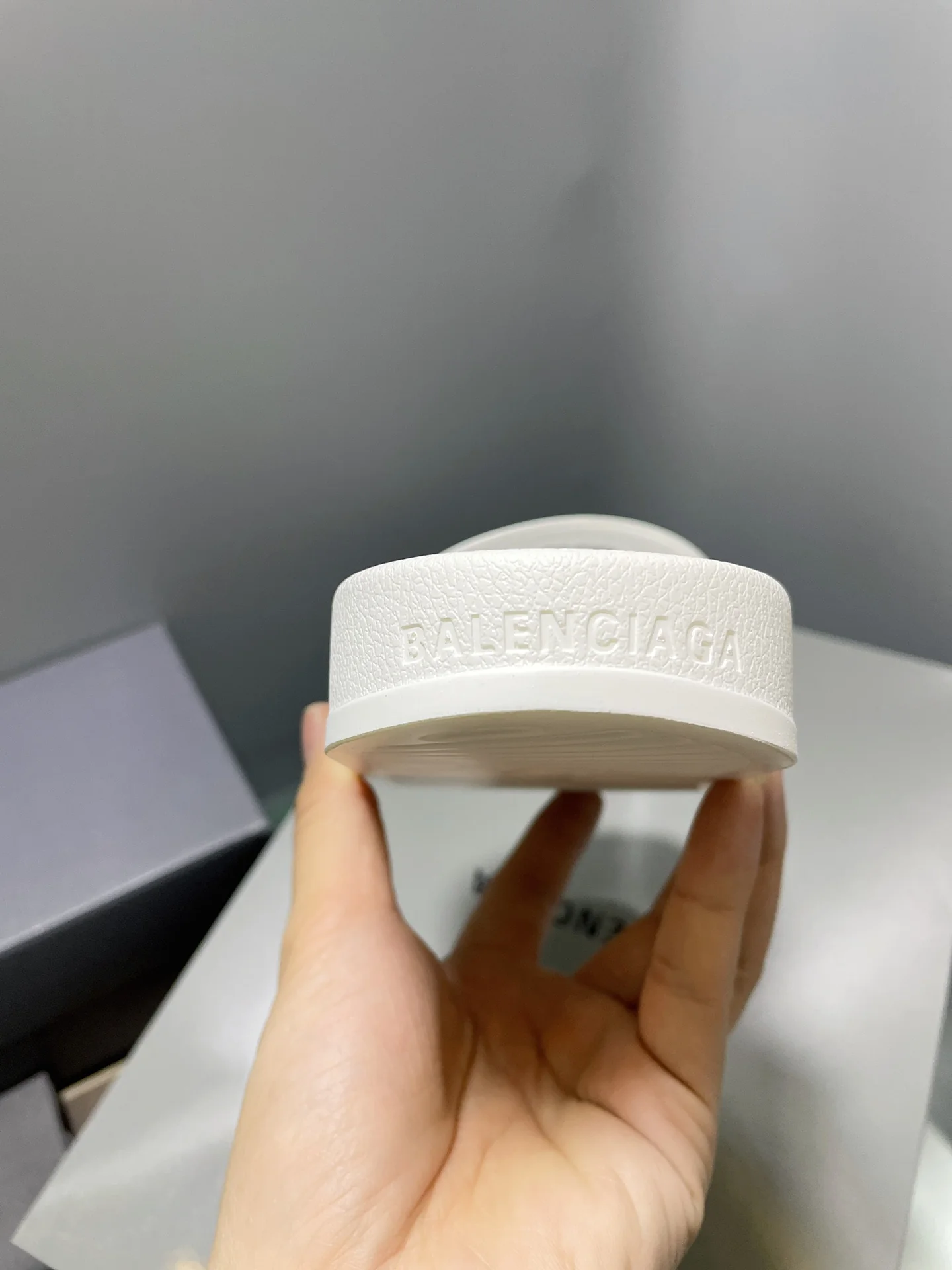 Balenciaga - Новинка 2022 года - Сандалии с эффектом памяти