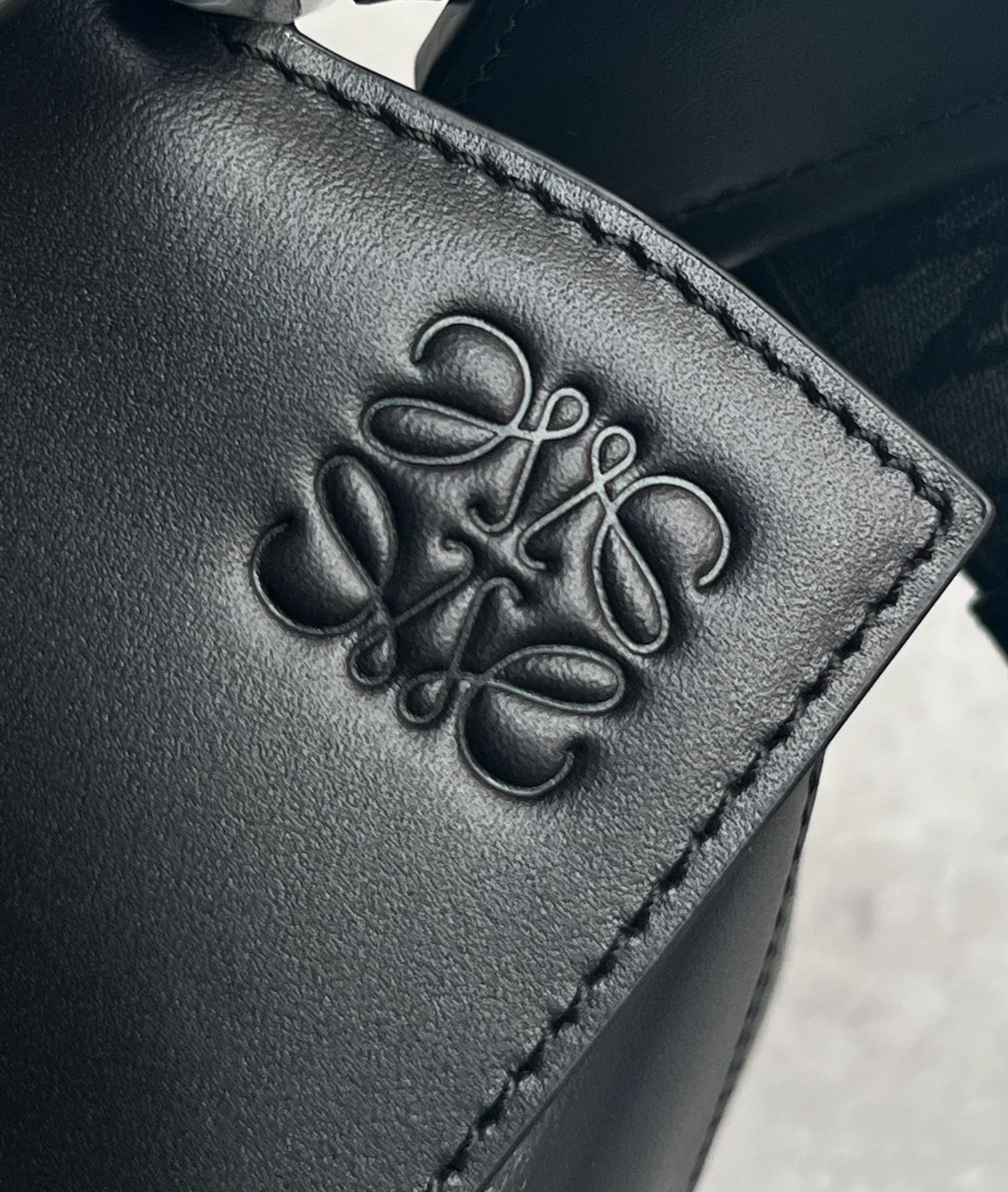 Кожаная сумка через плечо Loewe Puzzle - классический черный цвет.