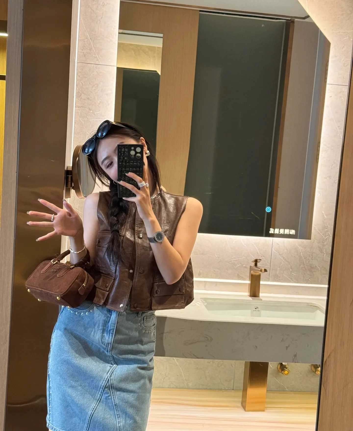 Сумка-боулинг Miu Miu из замши, маленькая, коричневая, излучает роскошь при ношении.