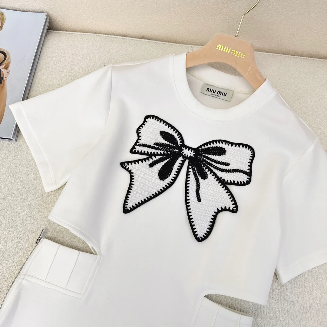 Miu Miu - 2404-24ss Весна/Лето Новинка Платье с короткими рукавами и вышивкой бантом - Белое