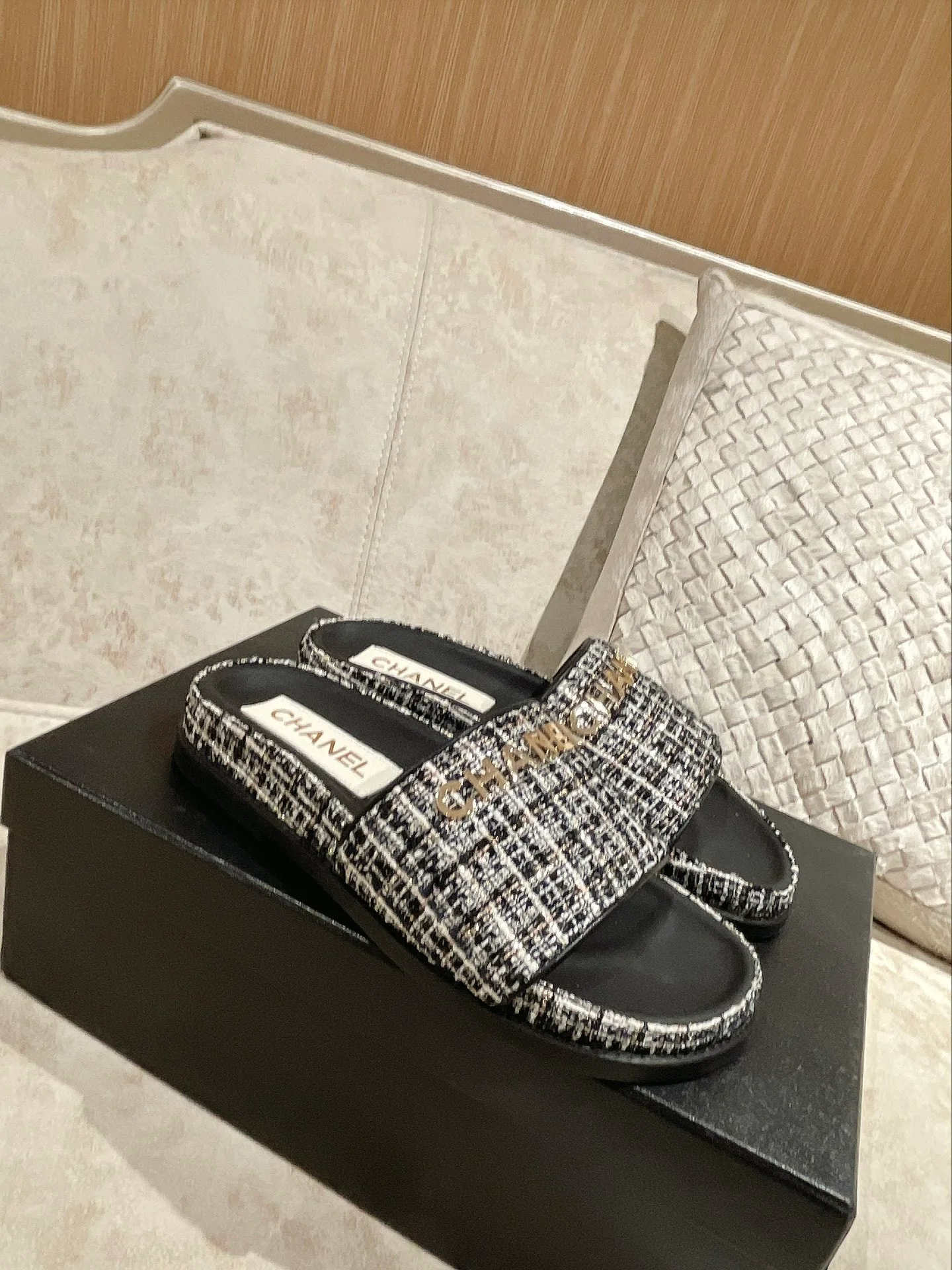 Новинка сезона весна/лето 2023 от Chanel - Шерстяные тапочки - Черные