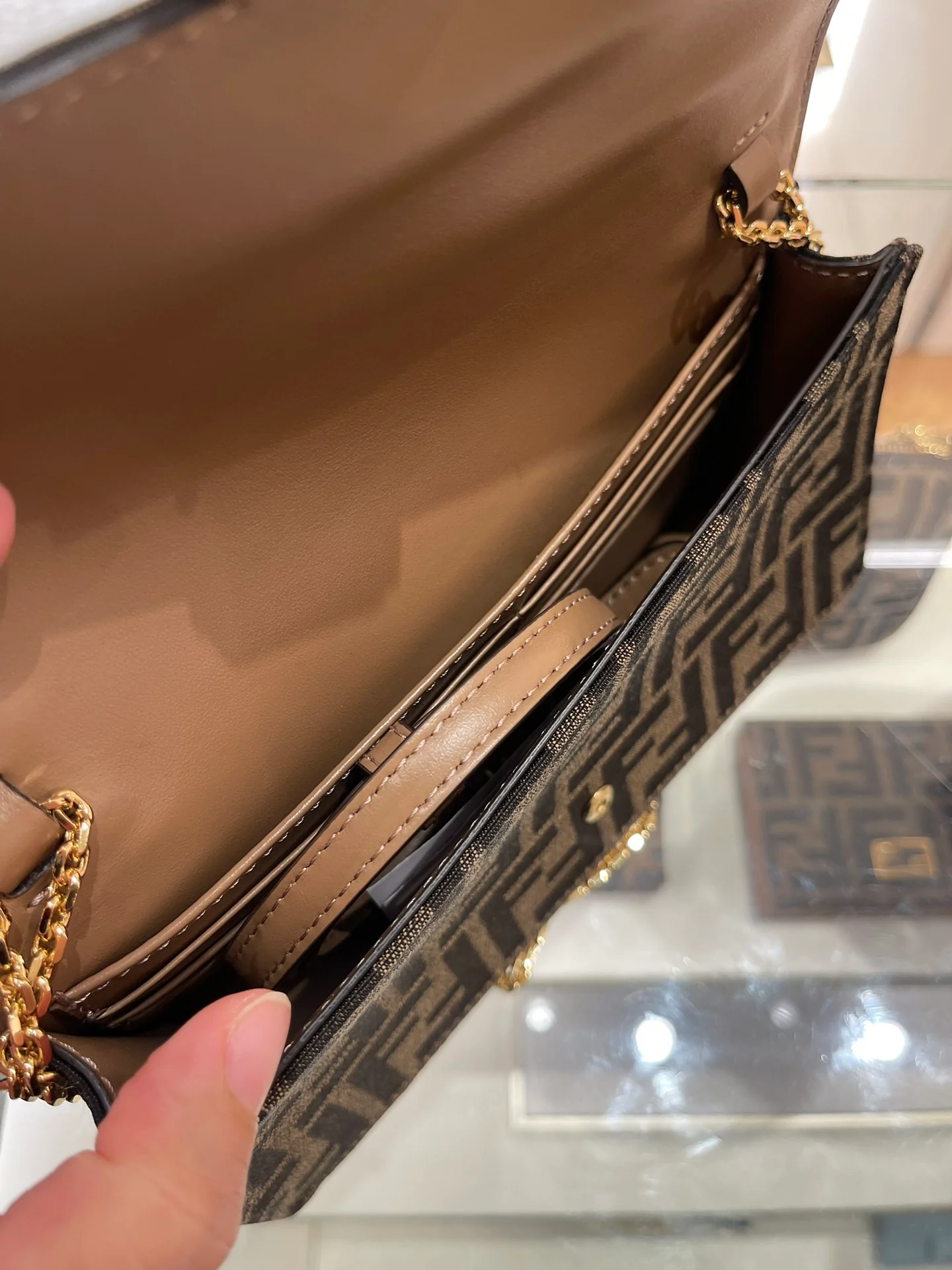 Сумка Fendi с монограммой и цепочкой под мышкой