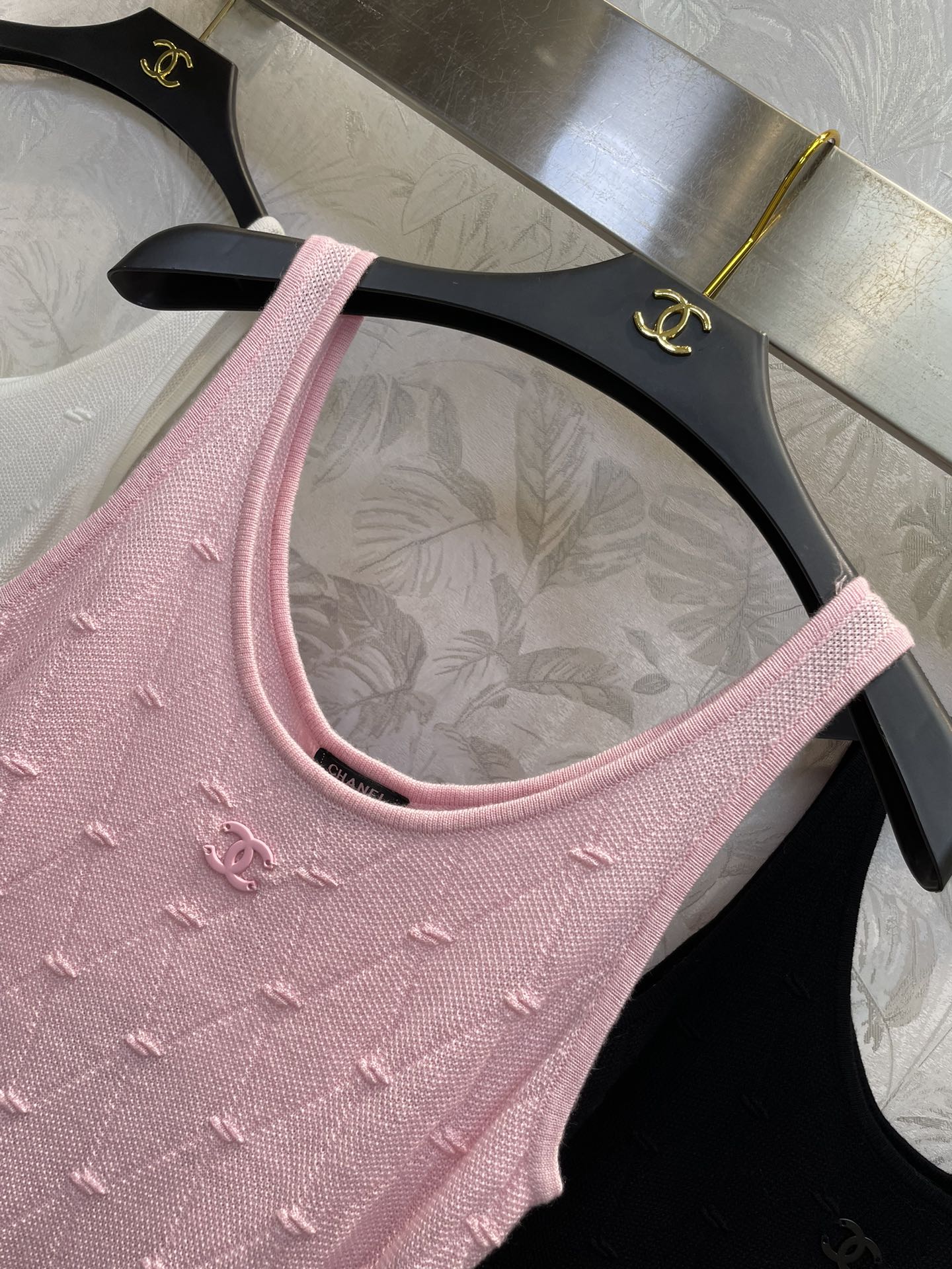 Chanel - Новинка ранней весны 2403-24: длинный жилет из жаккардовой вязки с ромбовидным узором.