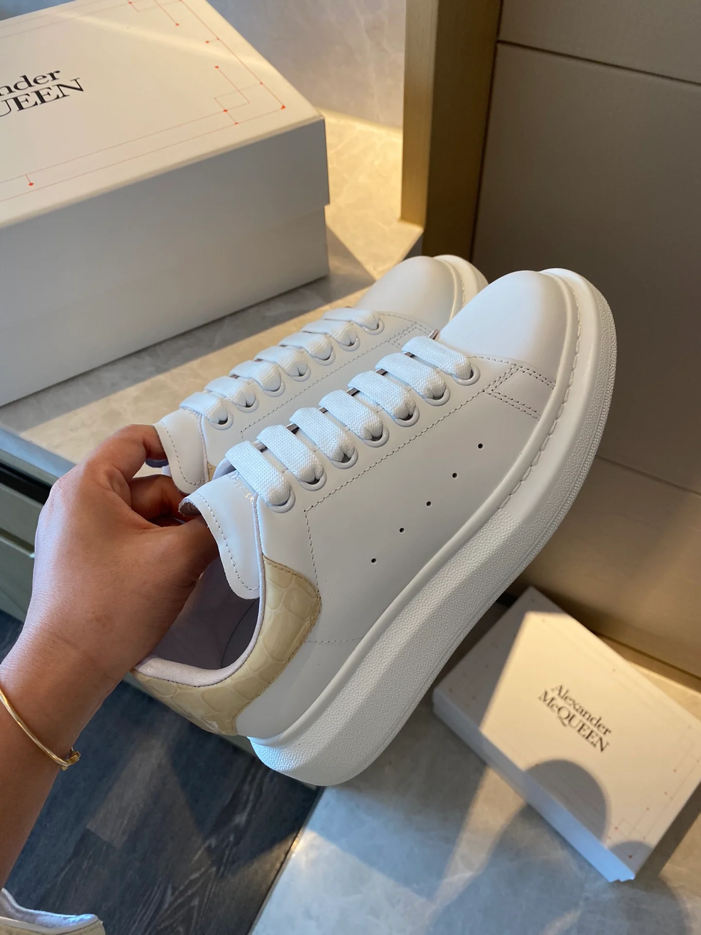 Классические белые кроссовки McQueen - на каблуке-резинке - в клетку - желтые