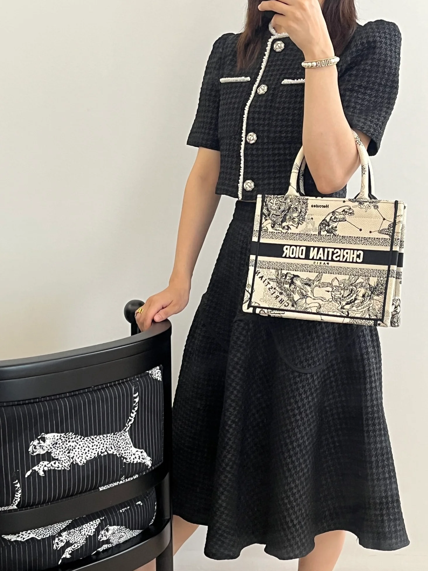 Новинка сезона весна/лето 2023 от Dior - Сумка-тоут - Серия ?Зодиак? - Цвет ?слоновая кость? - Маленькая