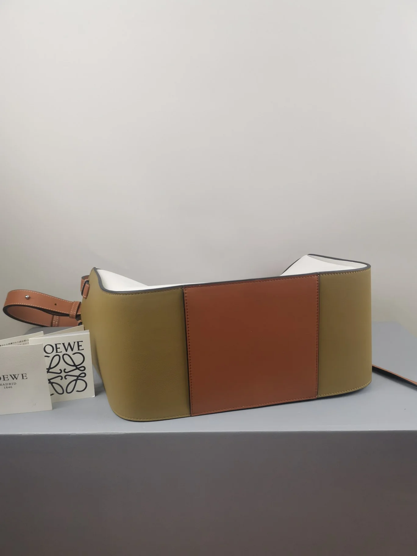 Гамак Loewe, маленький, 13,5x25x30 см, в горчично-белую полоску, однотонная кожа.