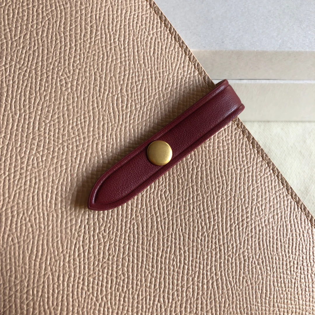 Длинный кошелек Celine — розовый и бордовый — с принтом в виде пальм.