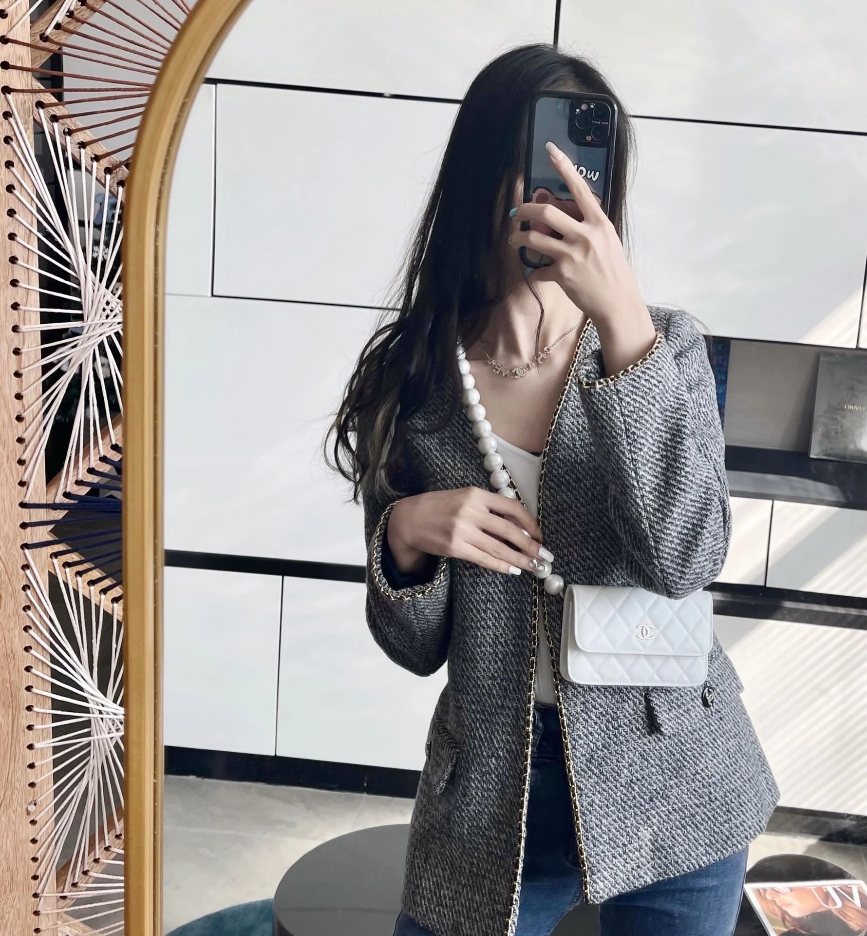 Маленькая сумочка Chanel с жемчужной цепочкой