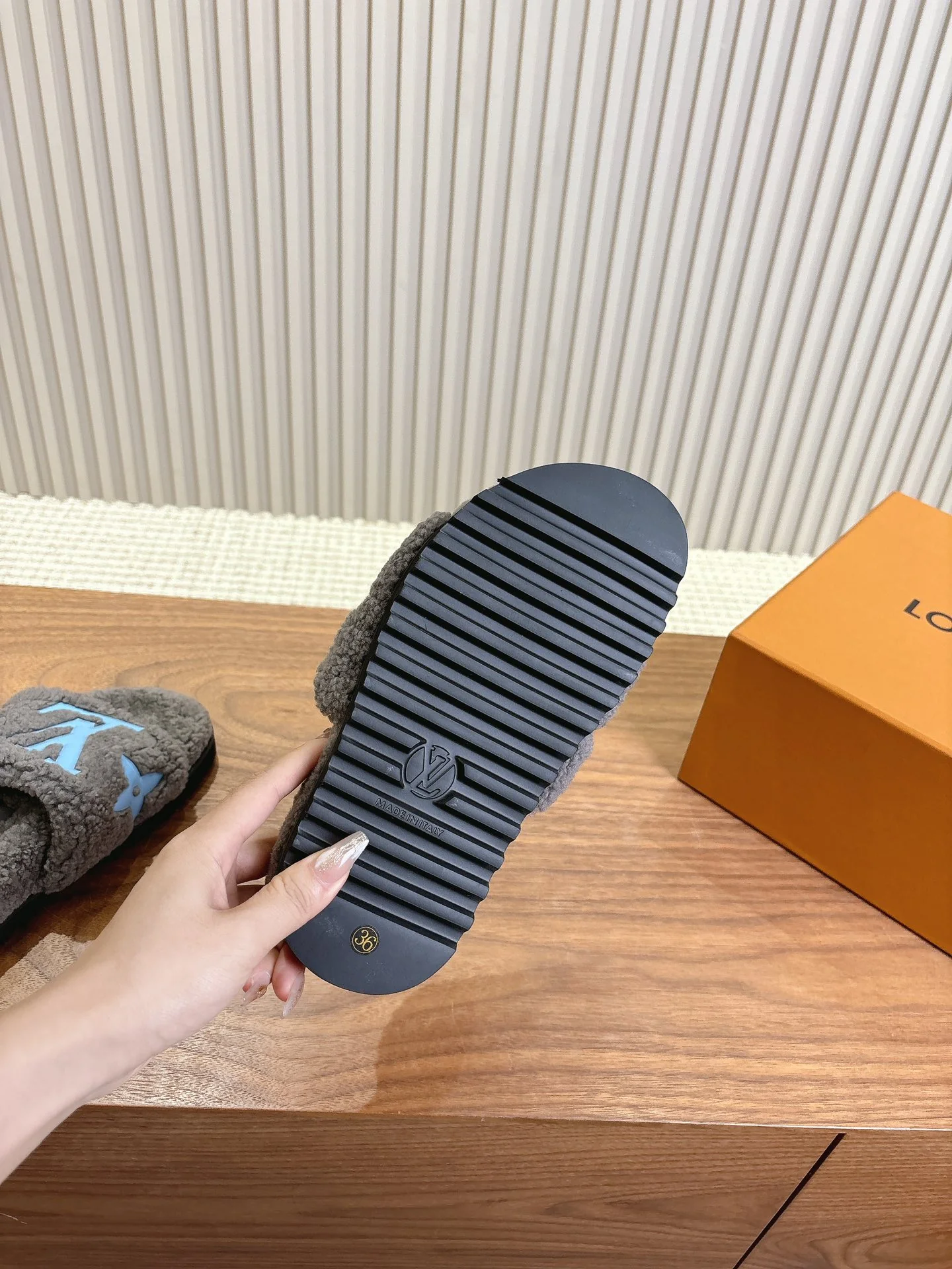 LV-2024 Шерстяные тапочки - Серые