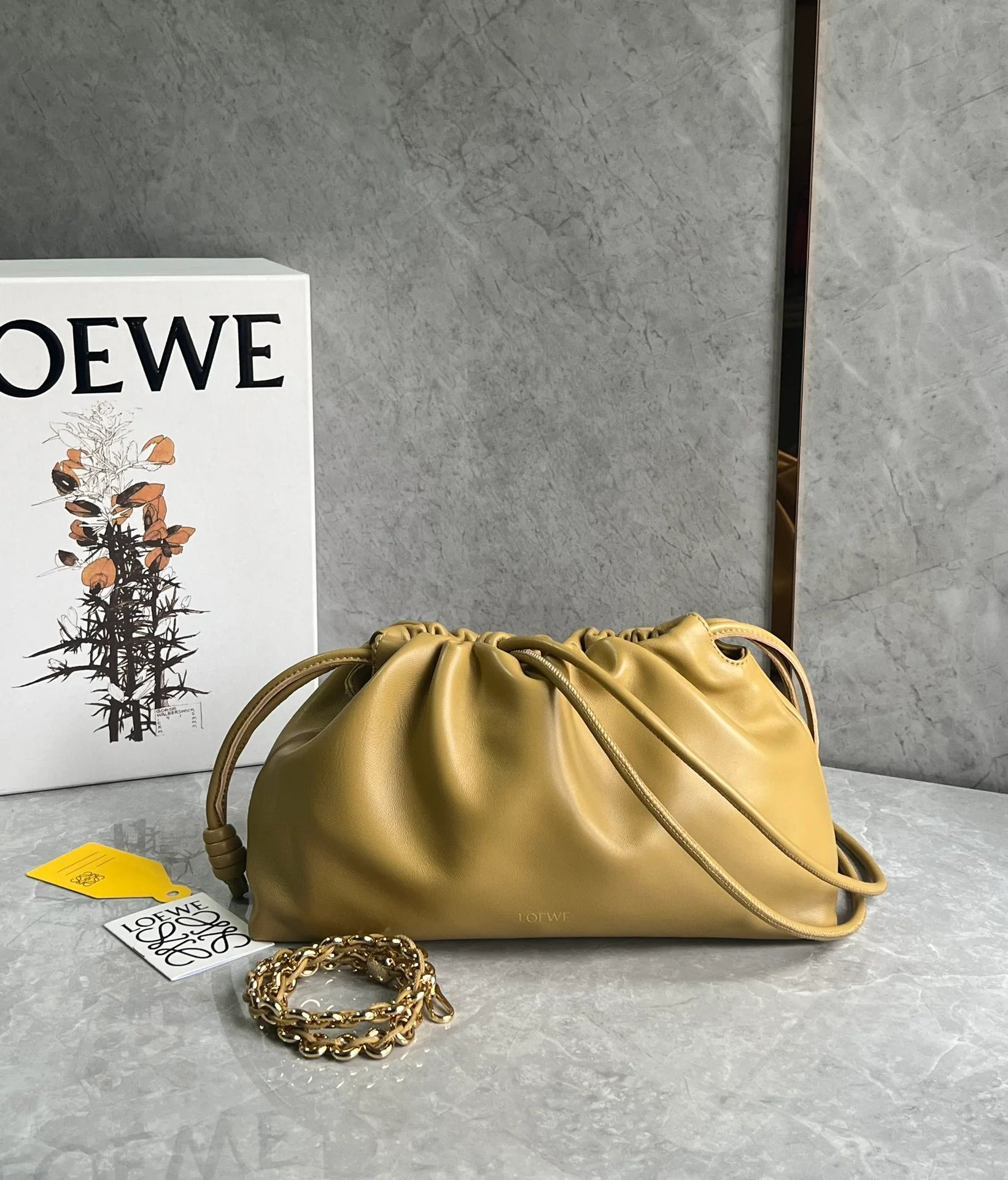 Сумка Loewe Flamenco из овечьей кожи с цепочкой — большая, горчично-желтого цвета.
