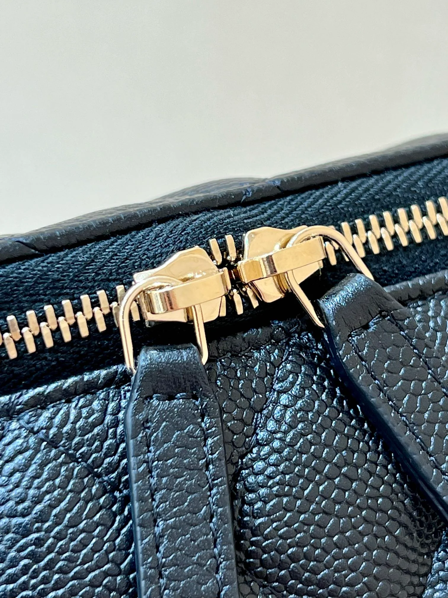 Новинка сезона весна/лето 2023 от Chanel - Регулируемая длинная сумка-бокс в форме сердца - 17 см - Черная