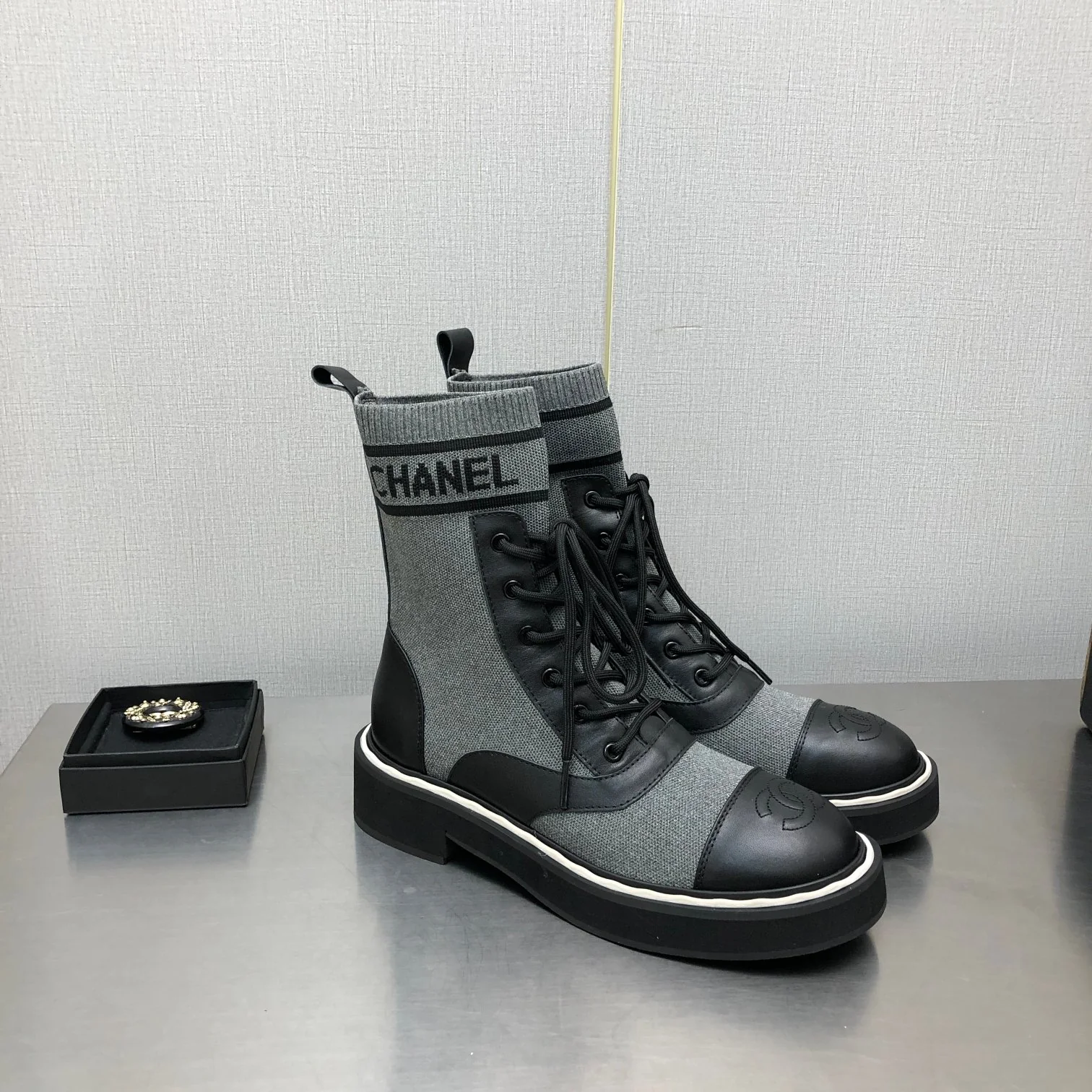 Классические стеганые ботильоны-носки Chanel 2022 на шнуровке