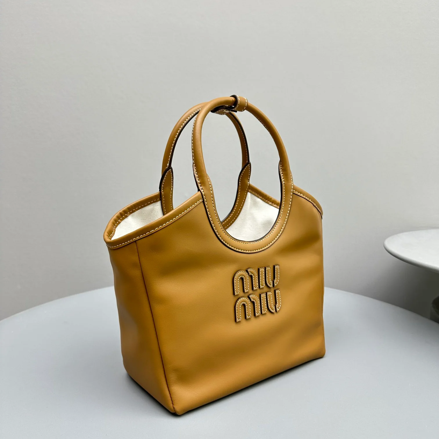 Сумка-тоут Miu Miu Ivy, маленькая, коричневая.