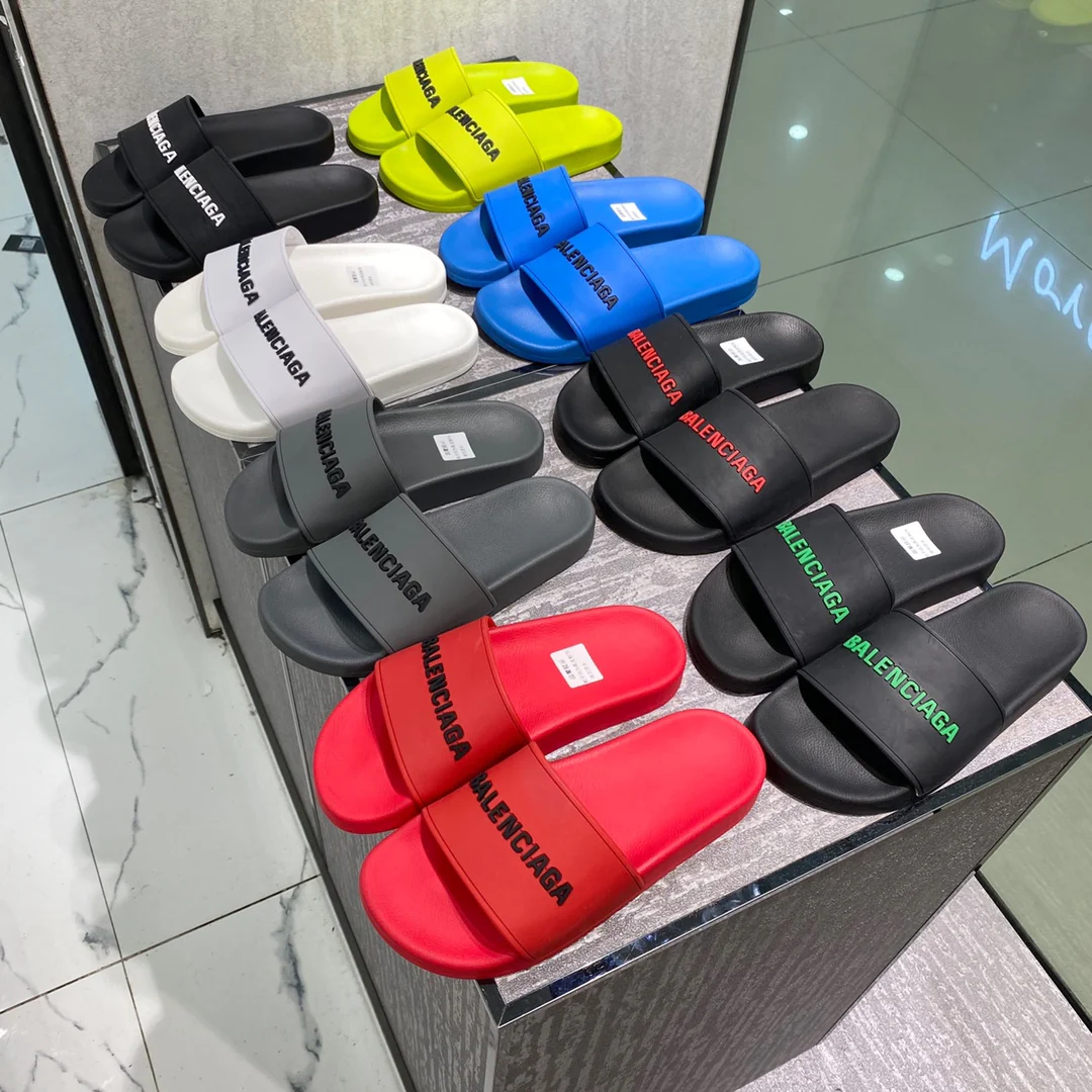 Balenciaga - Красные и черные тапочки