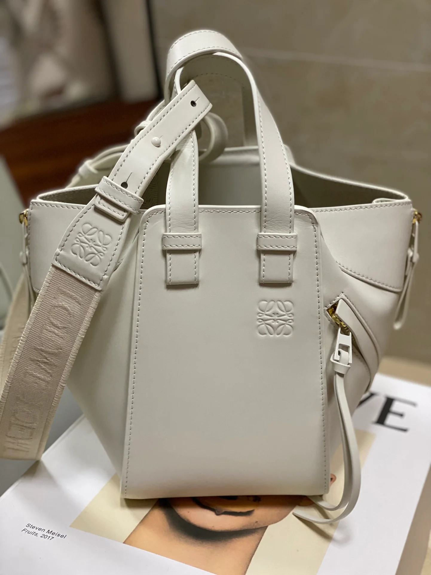 Сумка Loewe Hammock - атласная телячья кожа - маленькая - белая