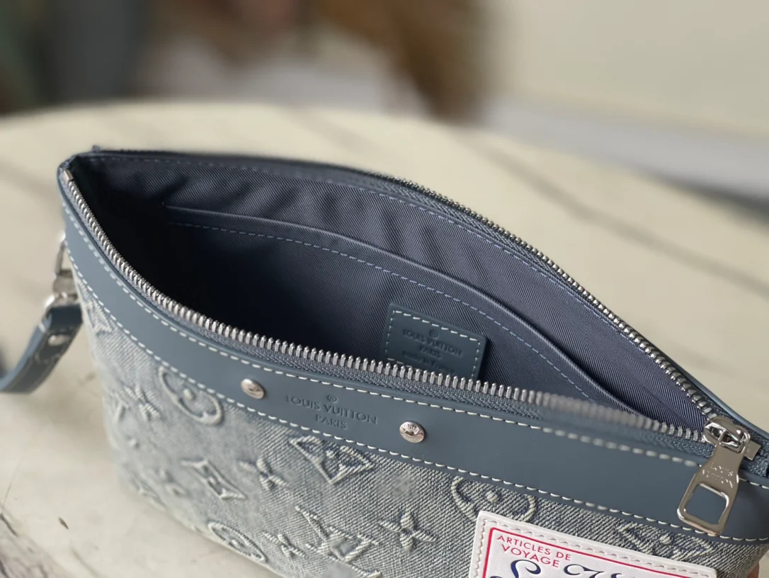 m82313 Сумочка-клатч LV Pochette to Go в джинсовом стиле