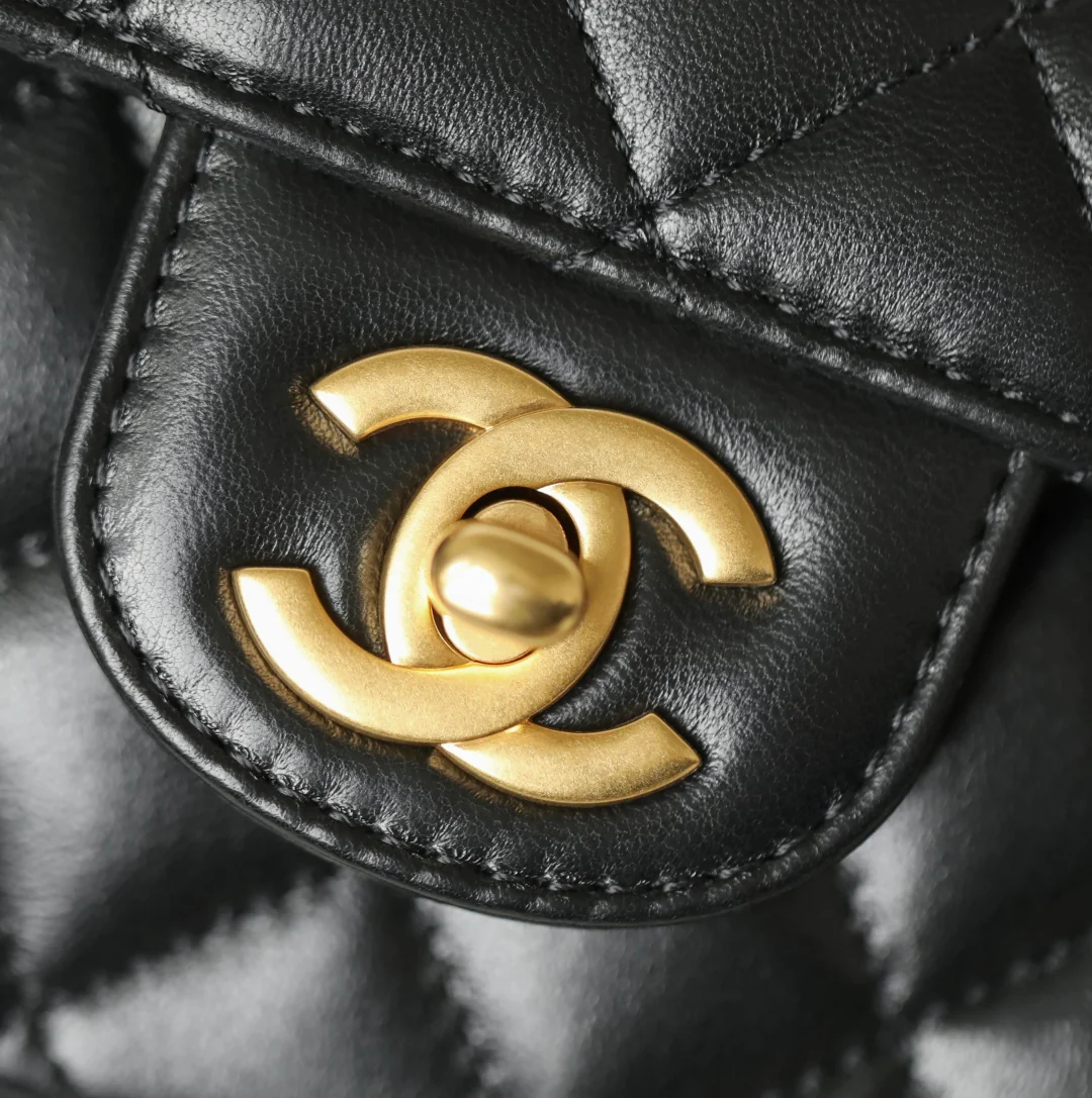 Мини-юбка Chanel Kelly из шерсти, черная, 25 пенсов.