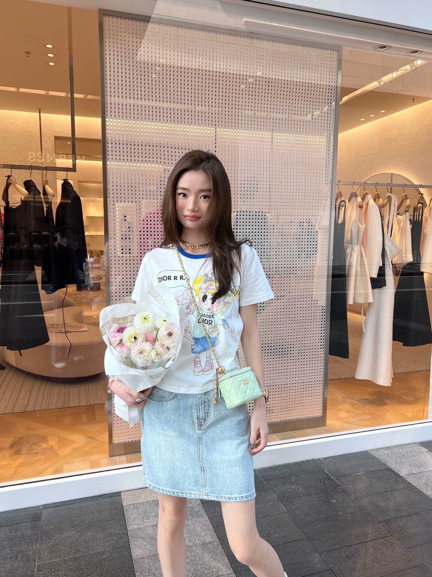 Футболка Dior 2403 с мультяшным рисунком и цветовыми блоками, с коротким рукавом.