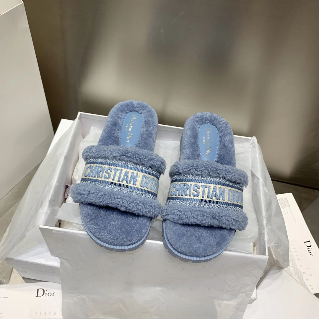 Меховые тапочки Dior на платформе с вышивкой - серо-голубые