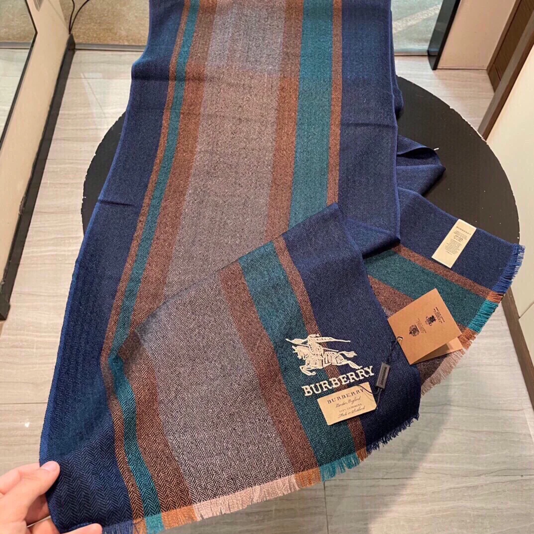 Burberry - Кашемировый шарф с вышивкой в ??виде лошади