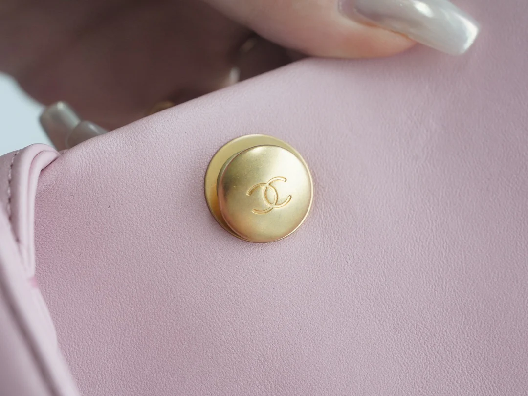 Пряжка Chanel 23 с декором в виде камелии - розовая