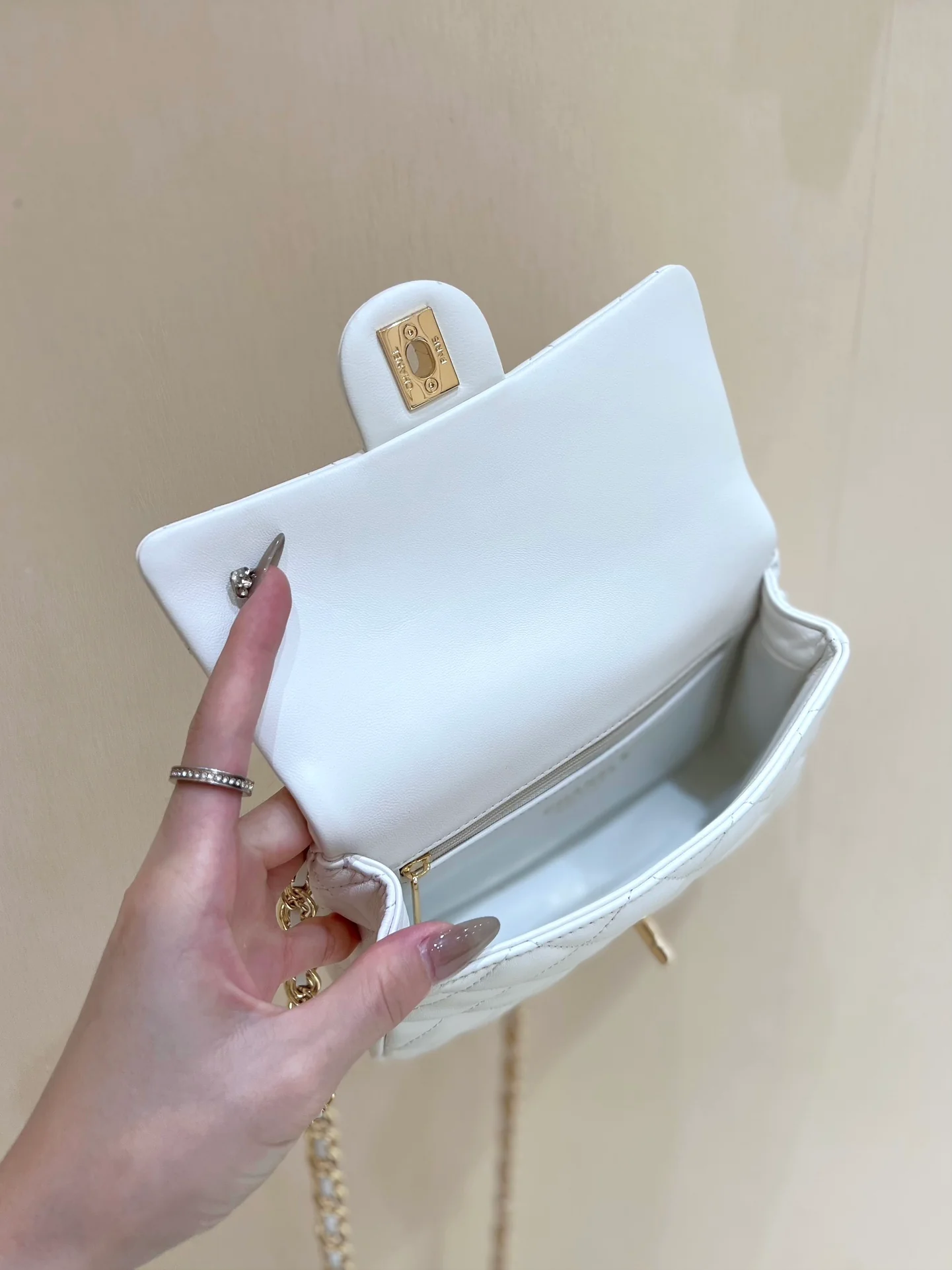 Ручка Chanel 23a CF со стразами - белая