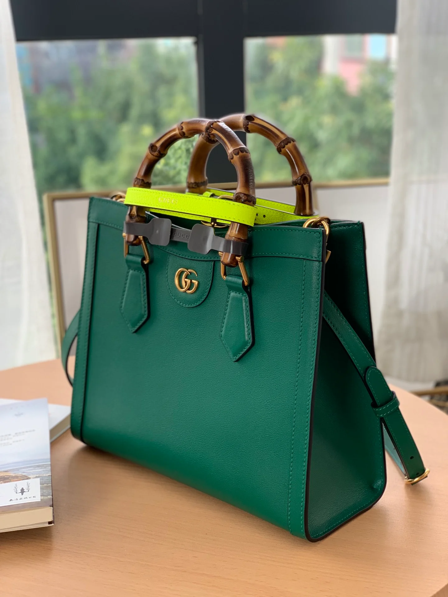 Маленькая сумочка Gucci Diana - ретро-сумка-тоут из бамбука - 27-24-11 см