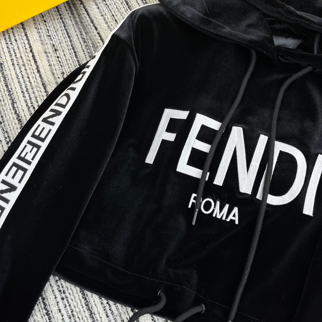 Fendi - 2403 - Новинка ранней весны 2024 года: бархатная толстовка с отделкой лентой и эластичным поясом, брюки прямого кроя.