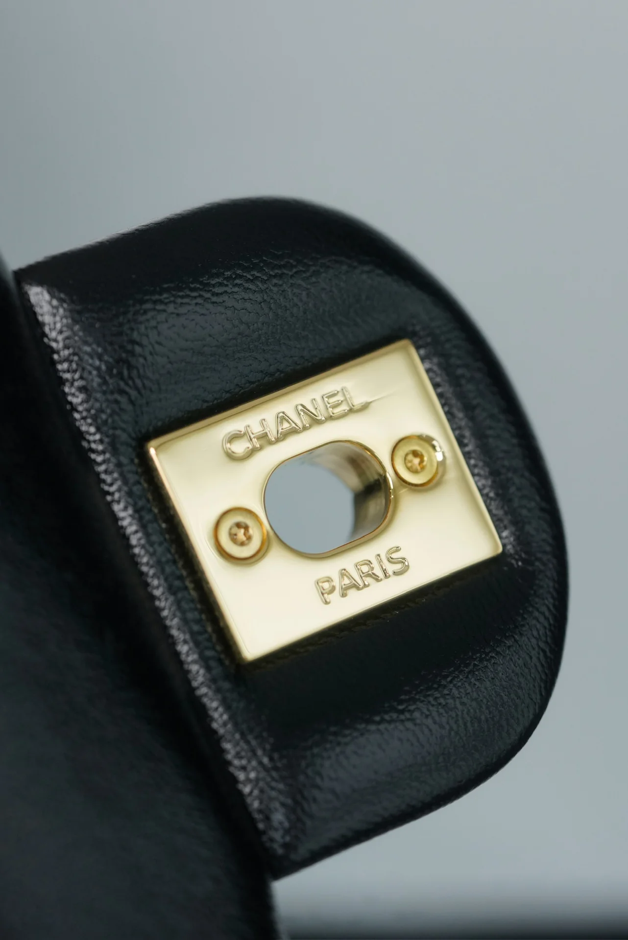 Chanel - ??? - Новая большая квадратная сумка с клапаном и толстой цепочкой - Черная