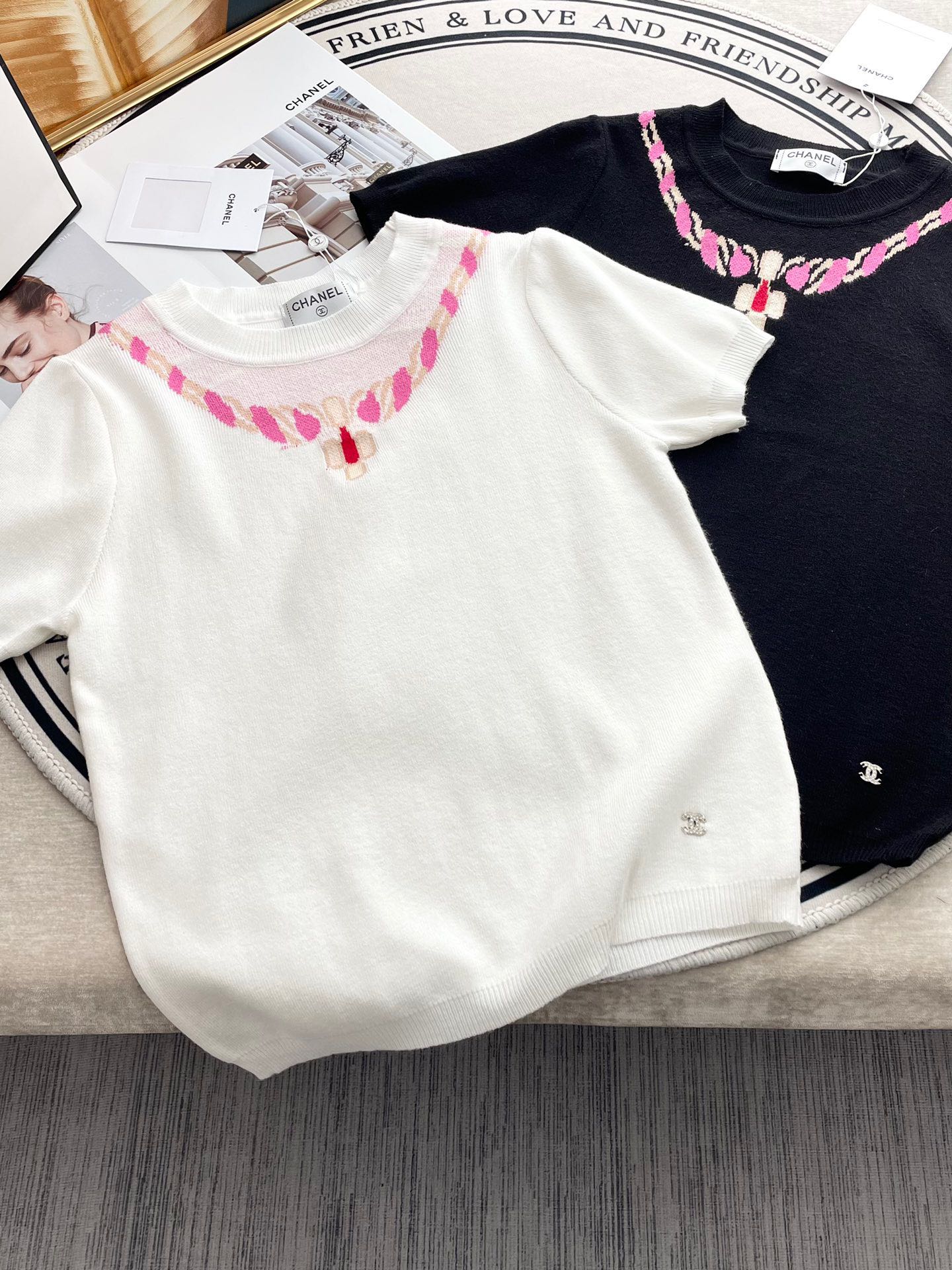 Колье Chanel 2403 из жаккардовой ткани с драгоценными камнями и вышитым круглым вырезом, вязаное, с коротким рукавом - белое.