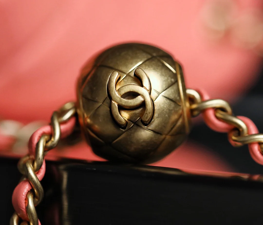 Сумка Chanel Gold Globe Square Fat Flap Bag - кораллово-розовая.