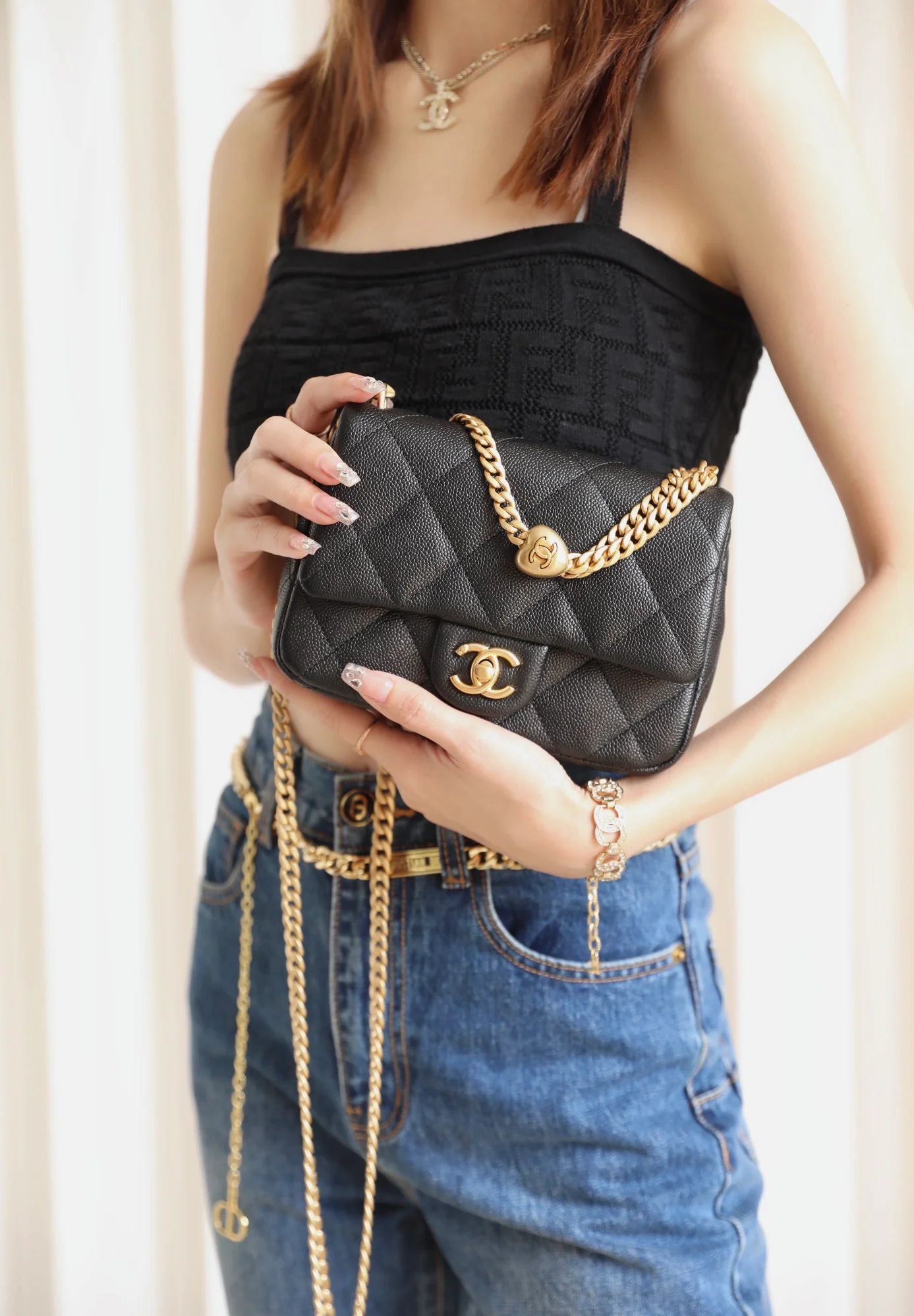 Новинка сезона весна/лето 2023 от Chanel - Сумка-тренажер в форме сердца - CF Bag - Средний размер - Черный - Фотографии в действии