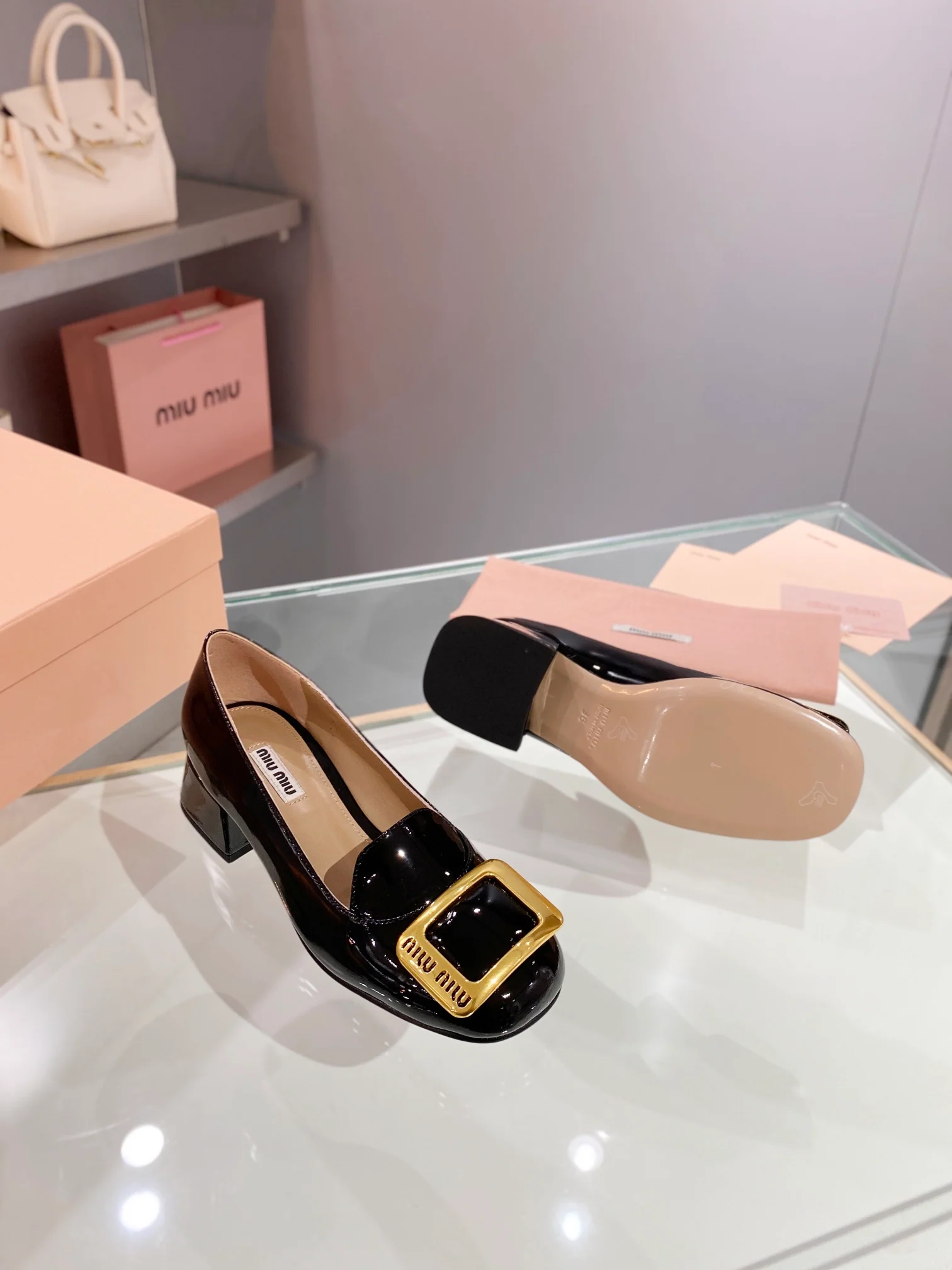 Новинка весны 2023 года от Miu Miu - Туфли на массивном каблуке с закрытым носком - Белые - 1