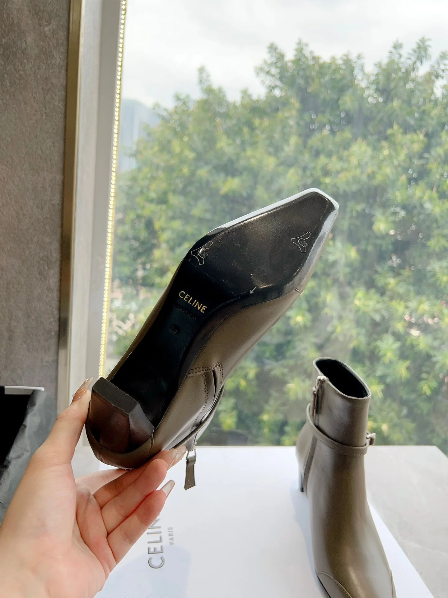 Новинка с показа Celine осень/зима 2023 — мотоциклетные ботильоны.